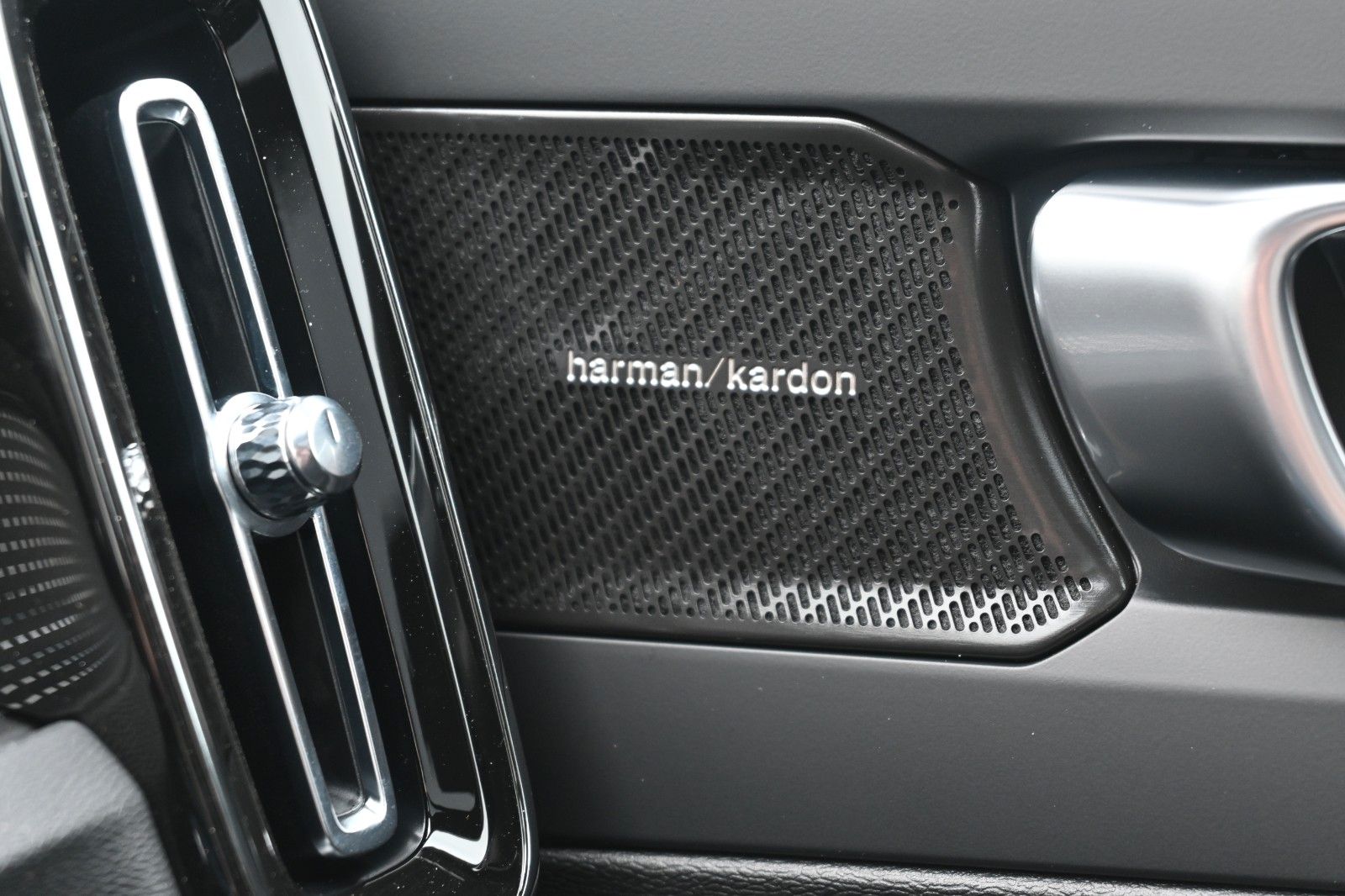 Fahrzeugabbildung Volvo XC40 B4 DKG Ultra Dark*FSHZG*PANO*360°*ACC