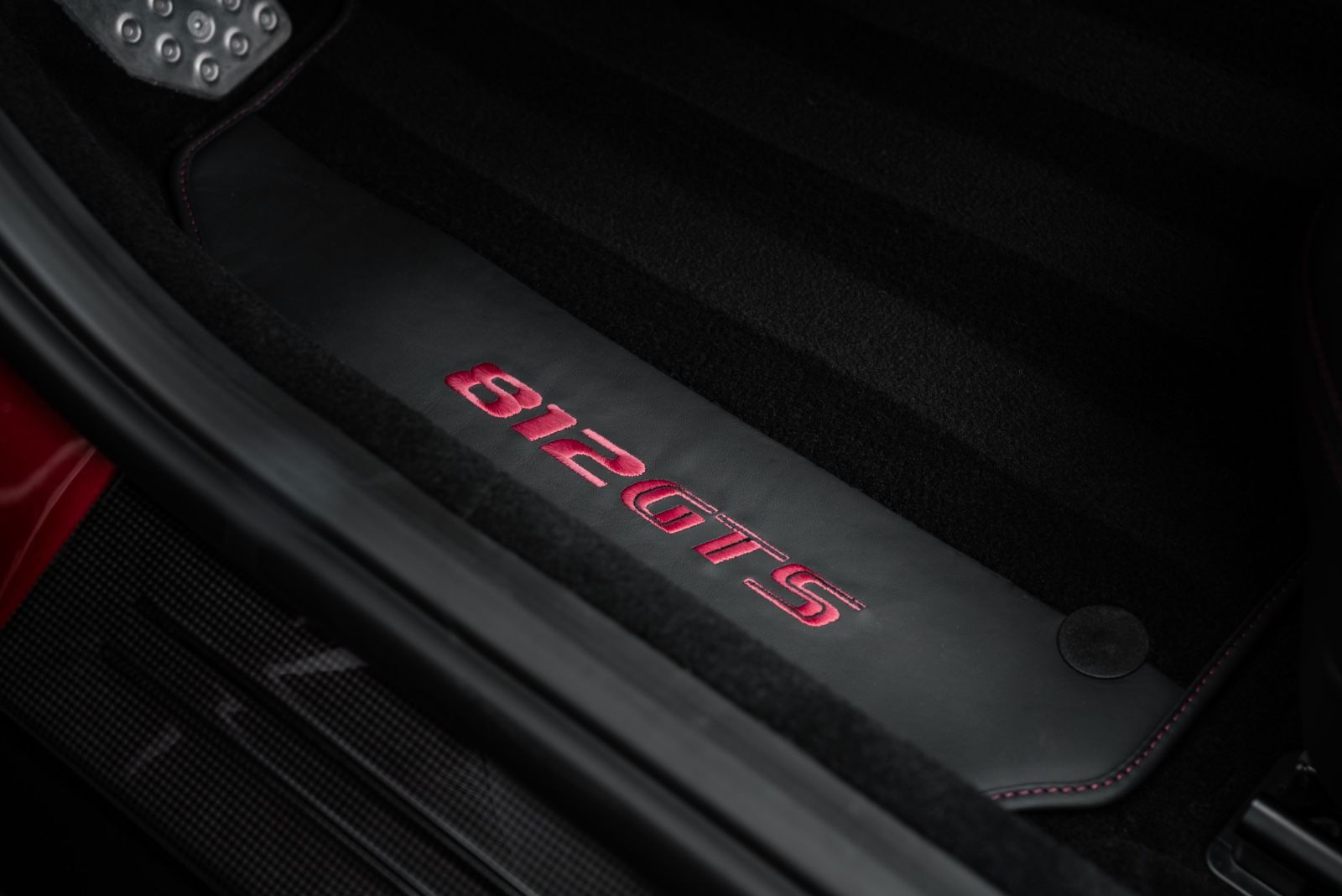 Fahrzeugabbildung Ferrari 812 GTS LIFT/SURROUND/CARBON/HISTORICAL COLOUR