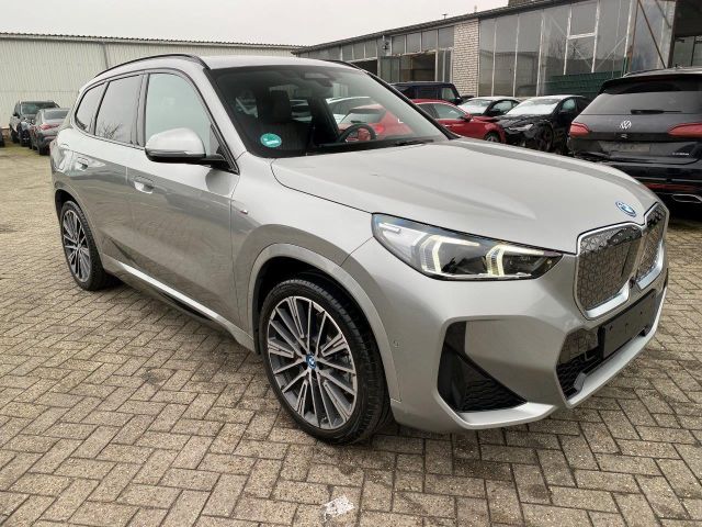 BMW iX1 xDrive30 M Sport* HEAD - UP - PANO - KAM*