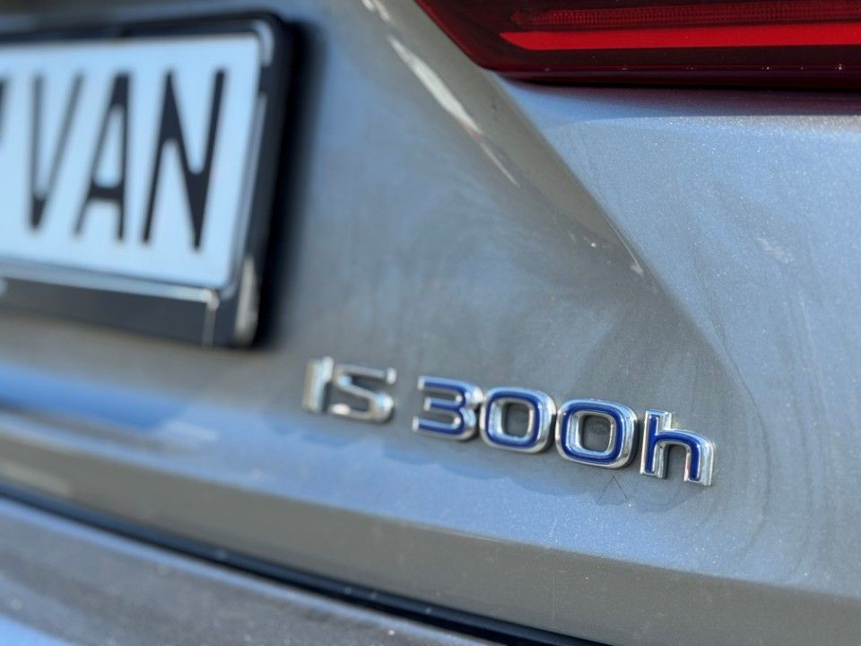 Fahrzeugabbildung Lexus IS 300h Vollhybrid Leder Kamera Winterreifen