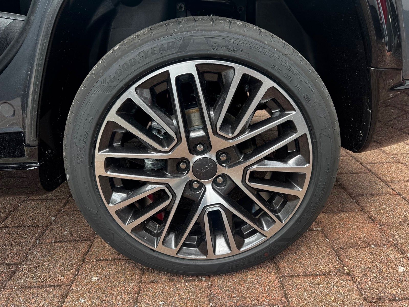 Fahrzeugabbildung Jeep Compass 1.5l Summit Navi ACC Sitzbelüftung  LED