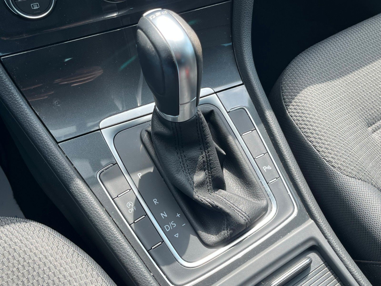 Fahrzeugabbildung Volkswagen Golf VII 1.0 Lim. Comfortline DSG Navi PDC 1.HD