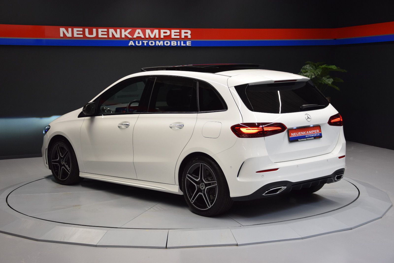 Fahrzeugabbildung Mercedes-Benz B 250 4Matic AMG Pano 360° Night ACC MBUX