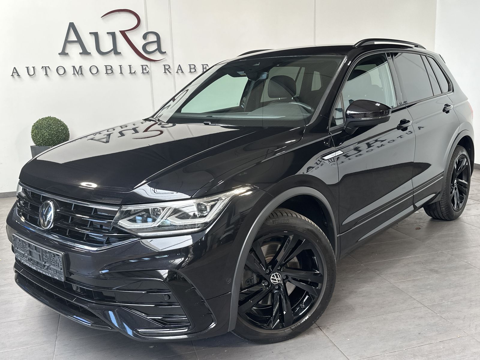 Fahrzeugabbildung Volkswagen Tiguan 4M R-Line Black NAV+MATRIX+ACC+AHK+VCOCKP