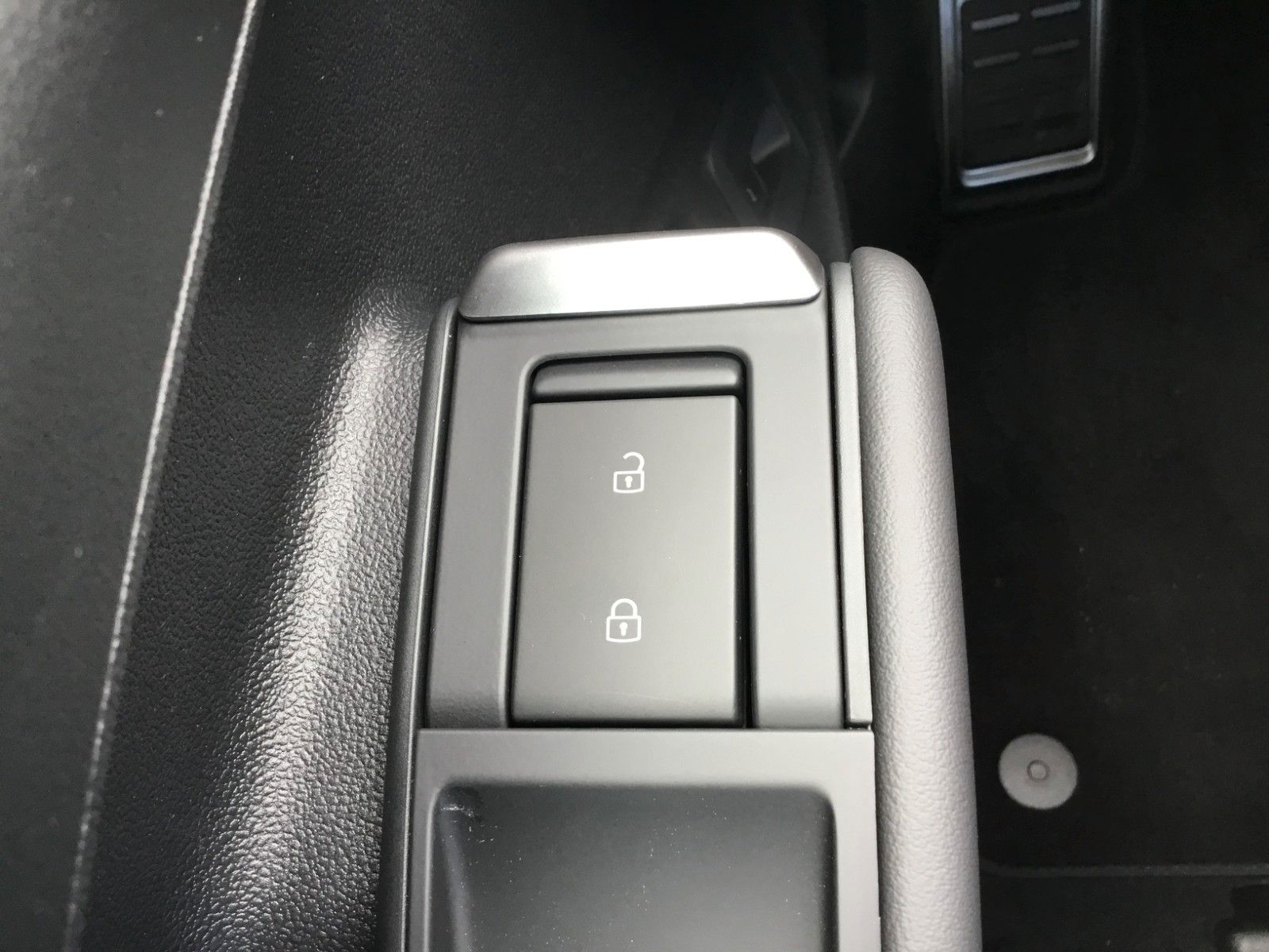 Fahrzeugabbildung Volkswagen T-Roc 1.5 eTSI DSG R-Line+AHK+LED+Navi+18"+Kessy