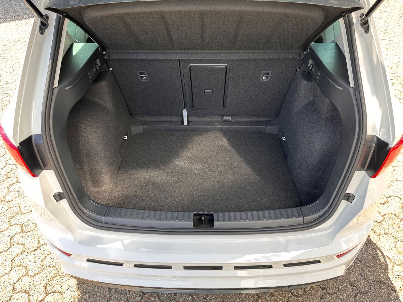 Fahrzeugabbildung CUPRA Ateca 1.5 TSI LED/Navi/APP/SHZG/LENKRADHZG/RFK