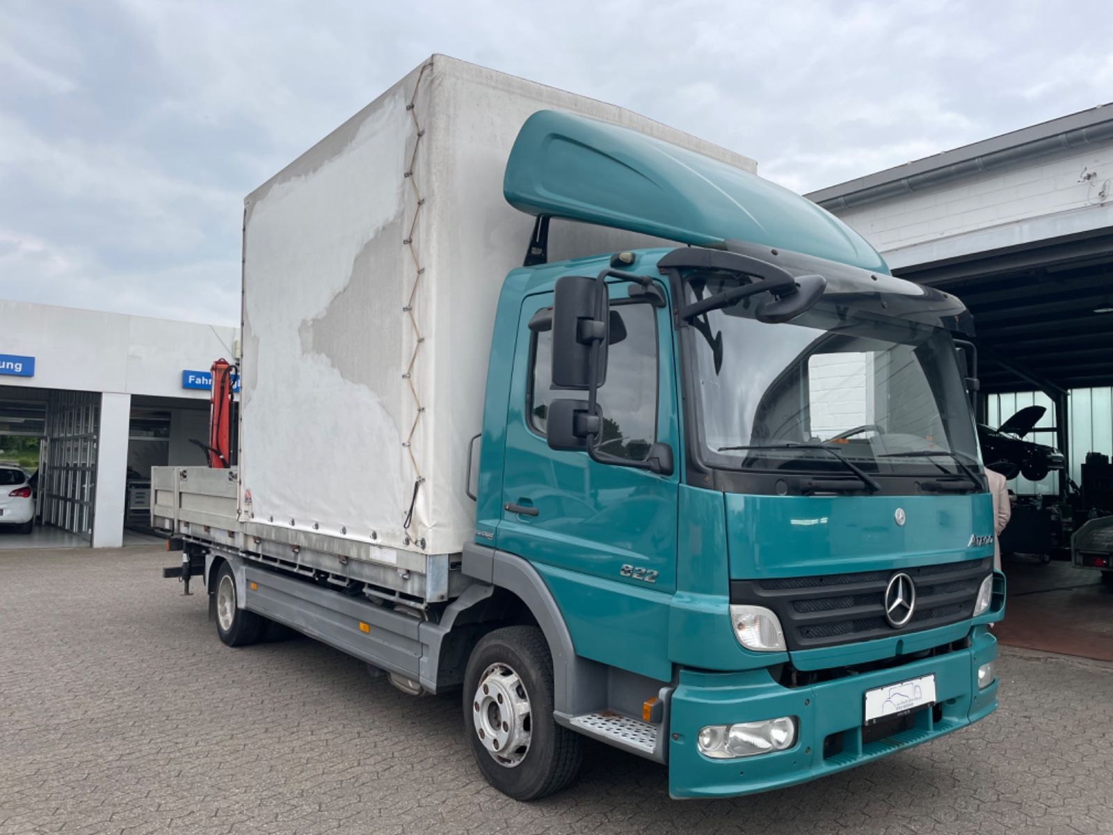 Fahrzeugabbildung Mercedes-Benz Atego 822 Pritsche Plane KRAN PALFINGER 3,3T