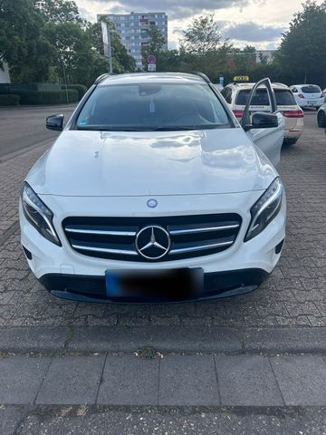 MERCEDES-BENZ GLA 200 Urban Night Paket | Bi-Xenon | Tem...