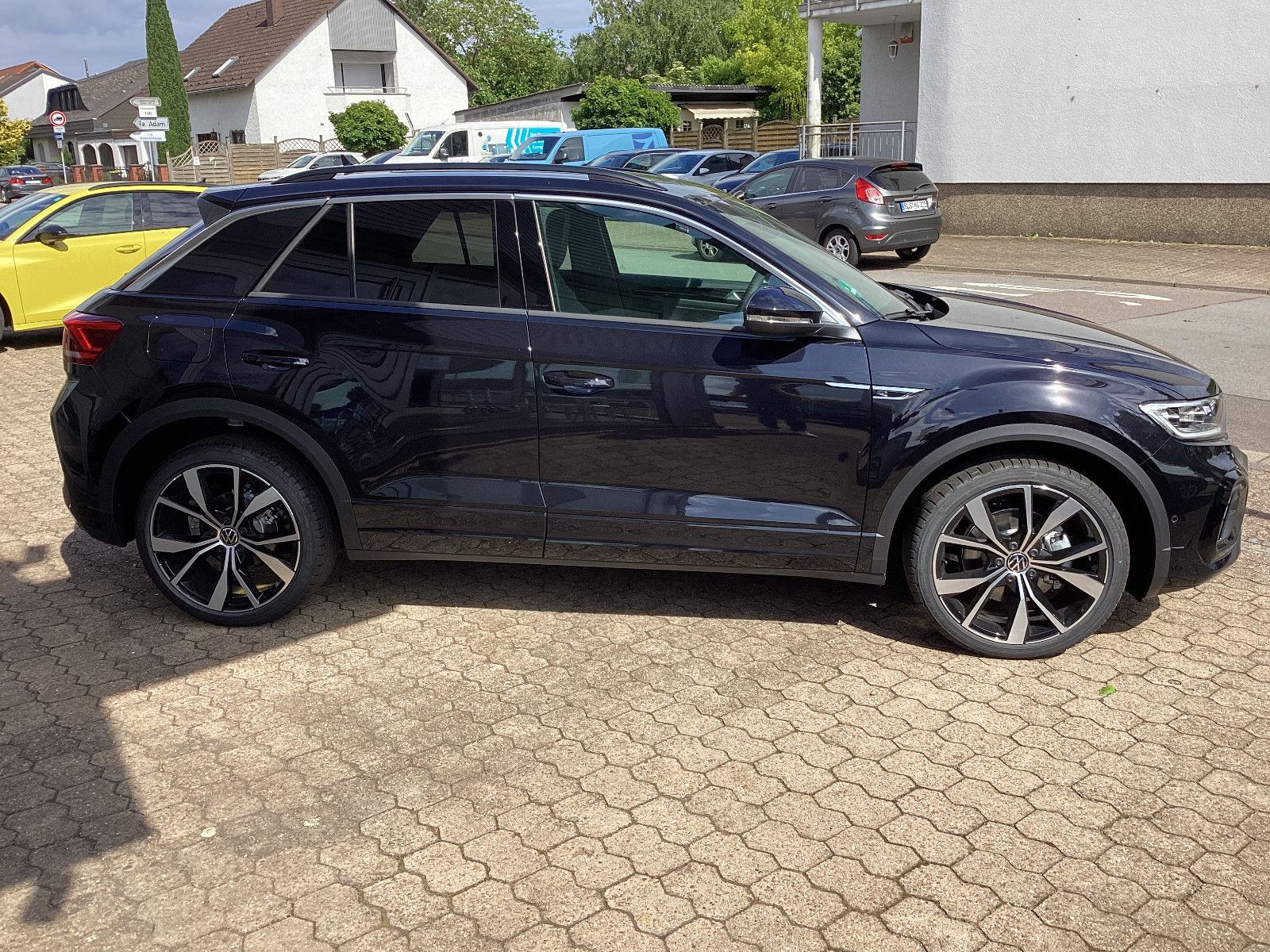 Fahrzeugabbildung Volkswagen T-Roc R-Line 1.5 TSI DSG Pano Kam LED
