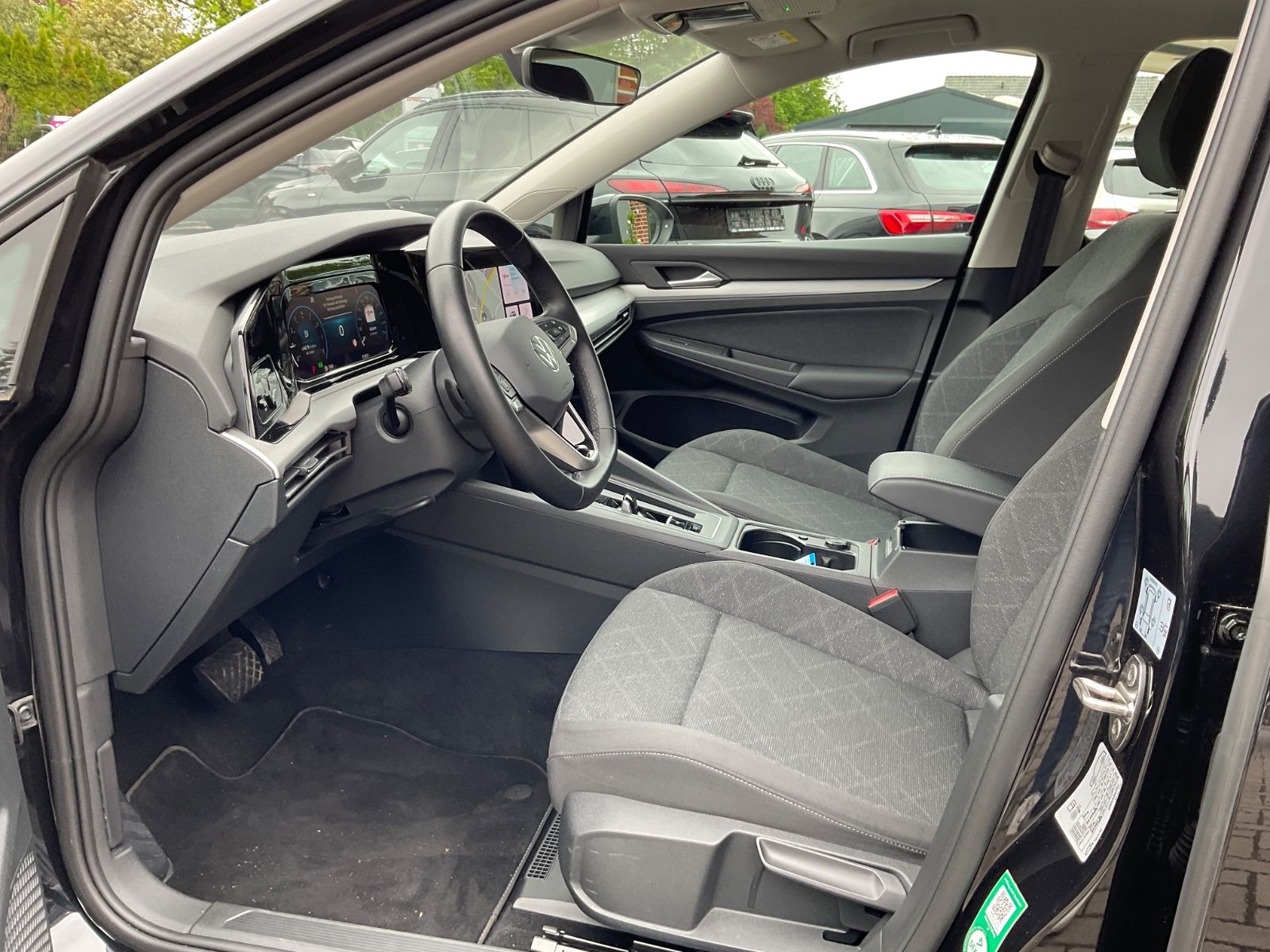 Fahrzeugabbildung Volkswagen Golf Variant 1.5 eTSI DSG Life,LED,AHK,ACC,carpl
