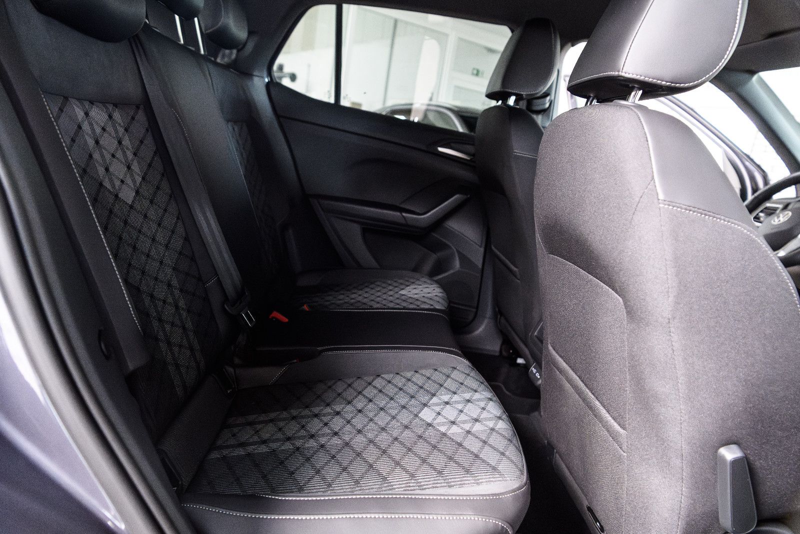 Fahrzeugabbildung Volkswagen T-Cross R-Line 1.5 TSI DSG IQ-LED+AHK+NAV+ACC