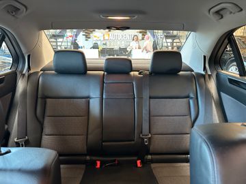 MYAUTOCENTER – Gebraucht- und Jahreswagen mit Werkstattservice in Pfaffenhofen Mercedes-Benz E 200 *AHK*Abstandstempo*Teilleder*Szhz*