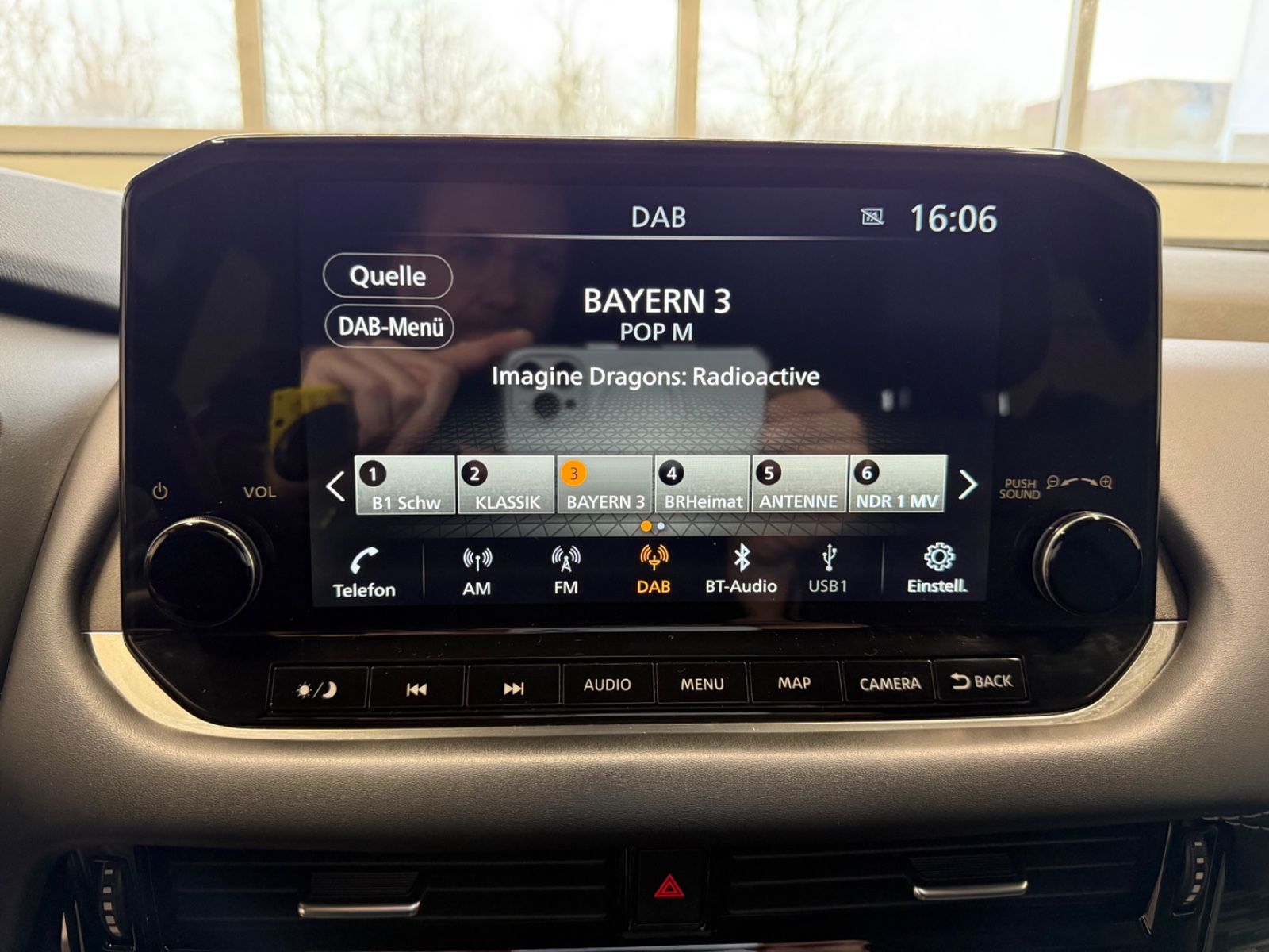 Fahrzeugabbildung Nissan Qashqai Tekna - Pano, HeadUp, Teilleder