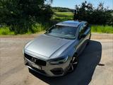 Volvo V90 T8 AWD R-Design Plug-in Hybrid Panorama HUD - Volvo V90 R-Design mit Hybrid-Antrieb (Benzin/Elektro)