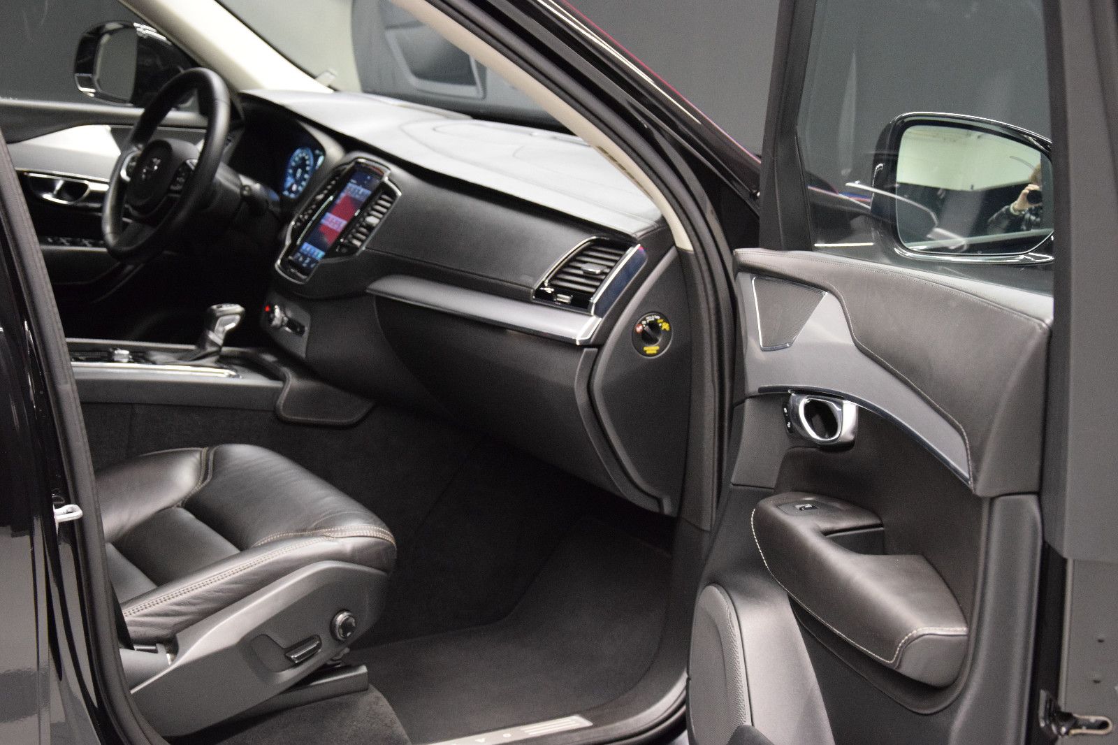 Fahrzeugabbildung Volvo XC 90 Momentum AWD ACC HUD PANO VZE Vollleder