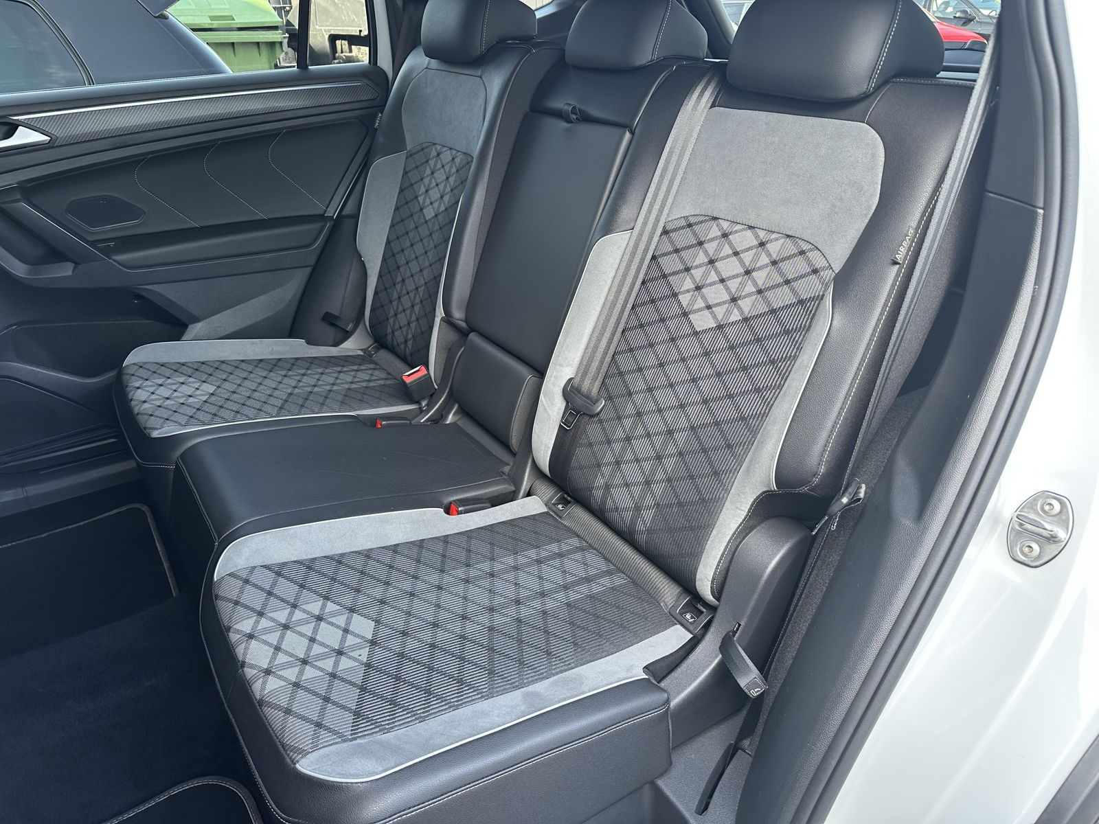 Fahrzeugabbildung Volkswagen Tiguan Allspace 2.0 TDI 4M R-Line NAV+LED+AHK+VC