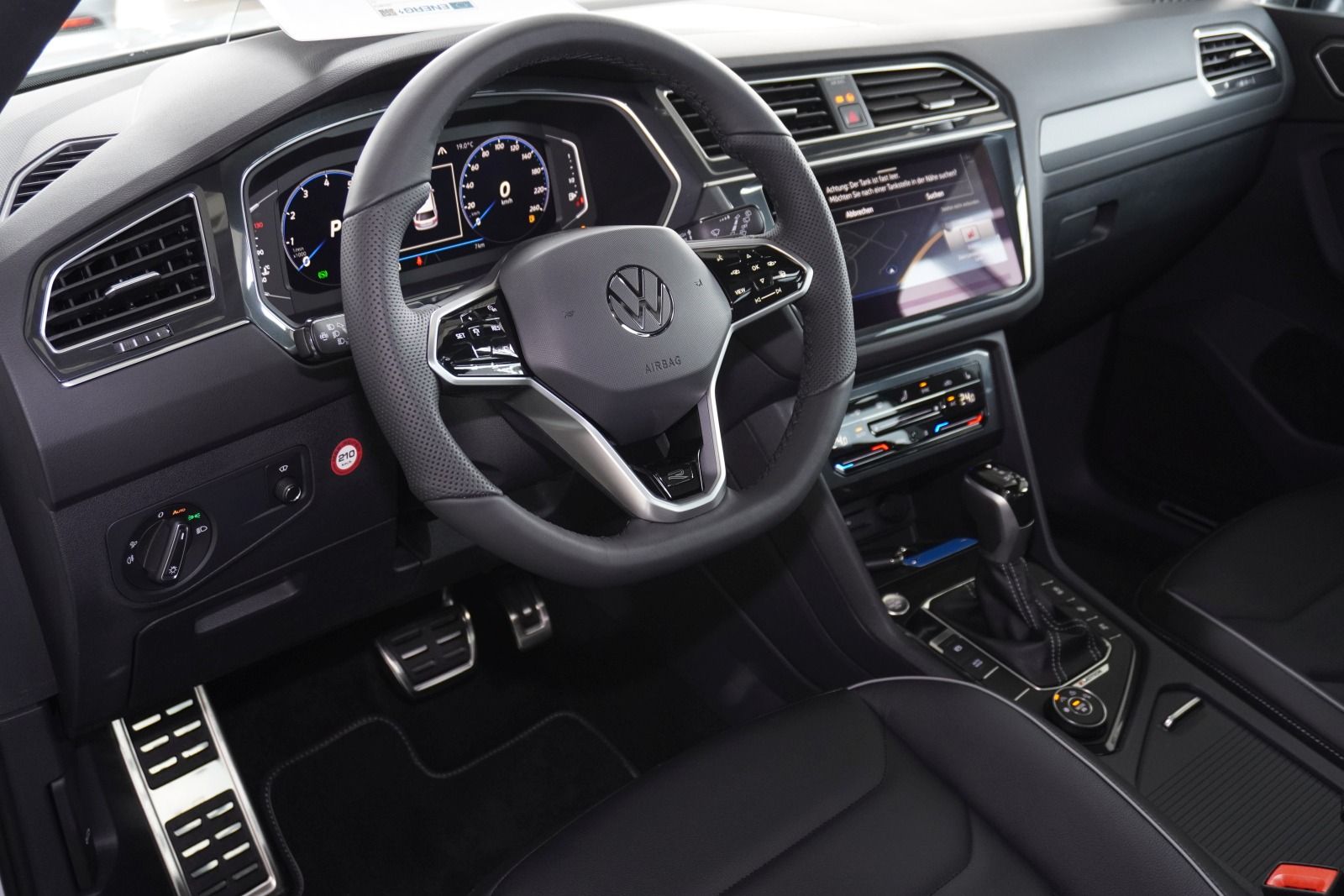 Fahrzeugabbildung Volkswagen Tiguan R-Line 2,0 l TSI OPF 4MOTION 180 kW (245