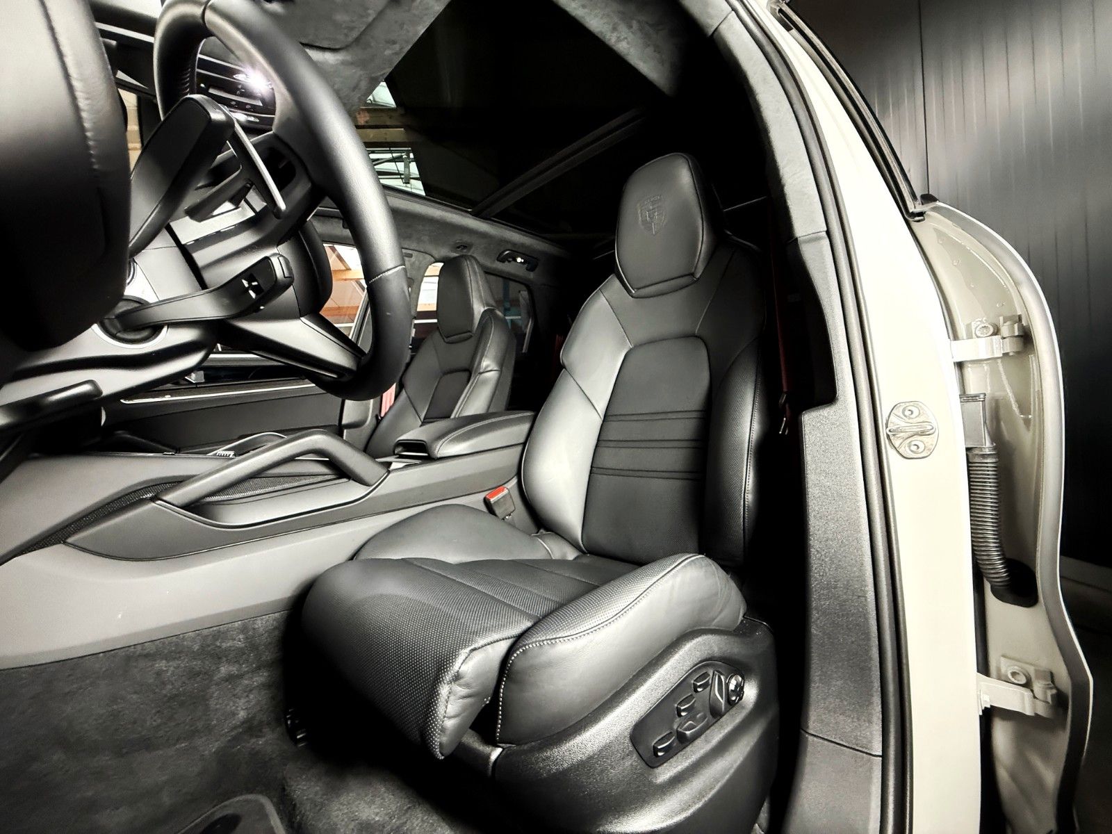 Fahrzeugabbildung Porsche Cayenne E-Hybrid + Vollaust. + Approved +Panoram