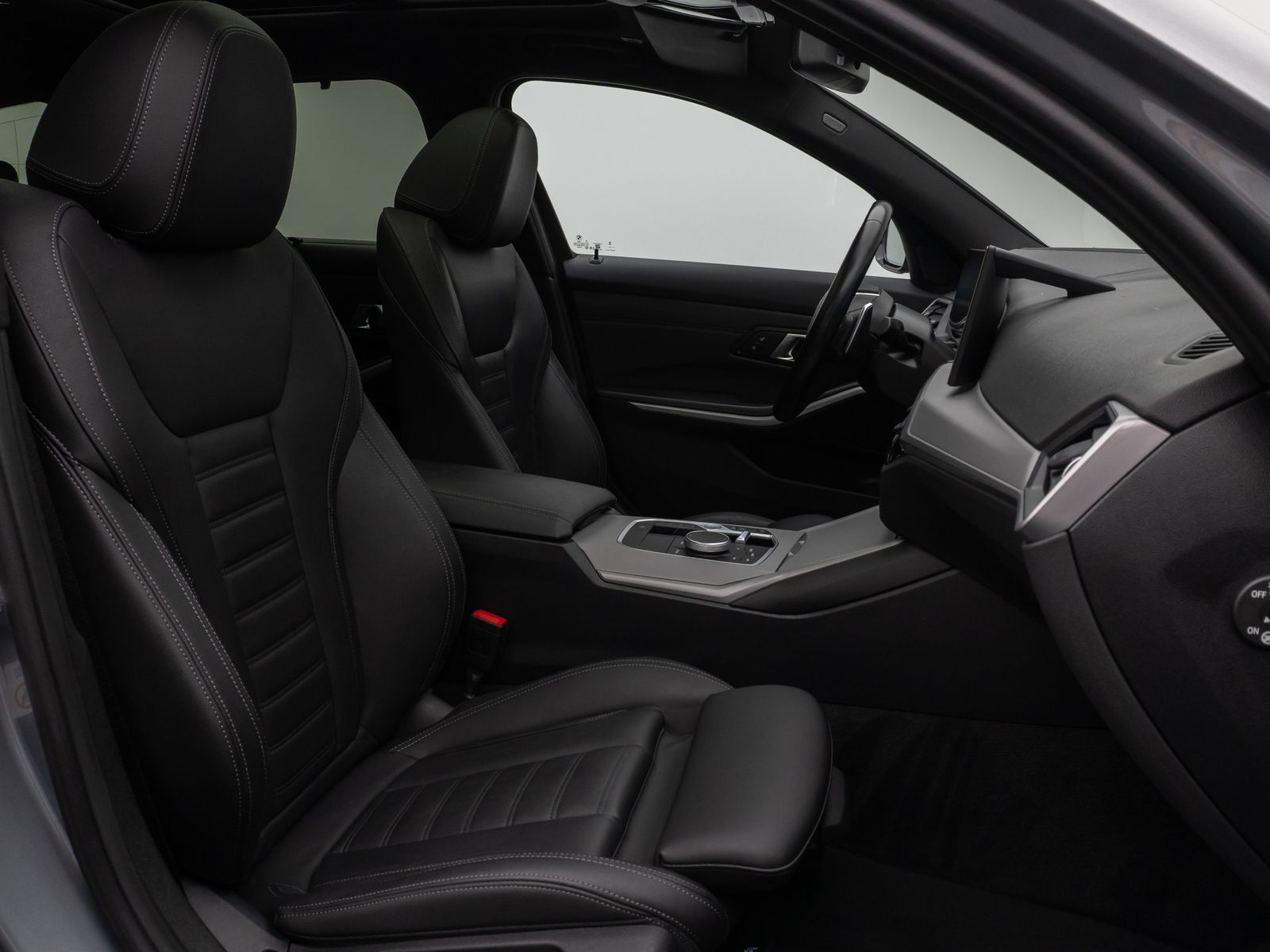 Fahrzeugabbildung BMW 330e Panorama Kamera HUD DAB HiFi AHK Sport Lede