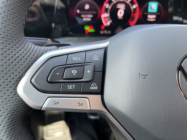 Golf VIII Variant R-Line 1.5 eTSI DSG
