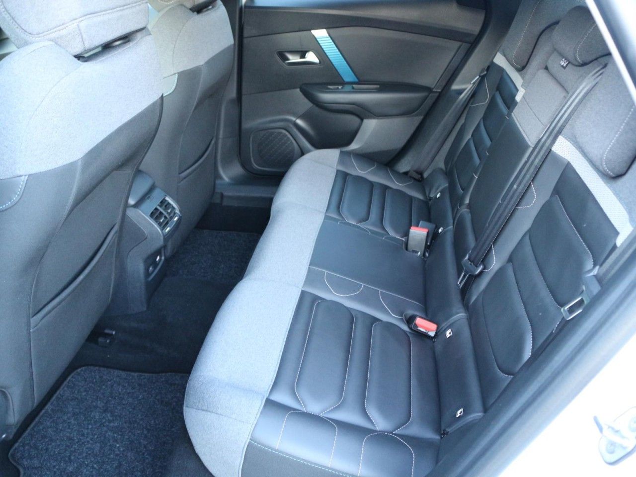 Fahrzeugabbildung Citroën ë-C4 SHINE 136