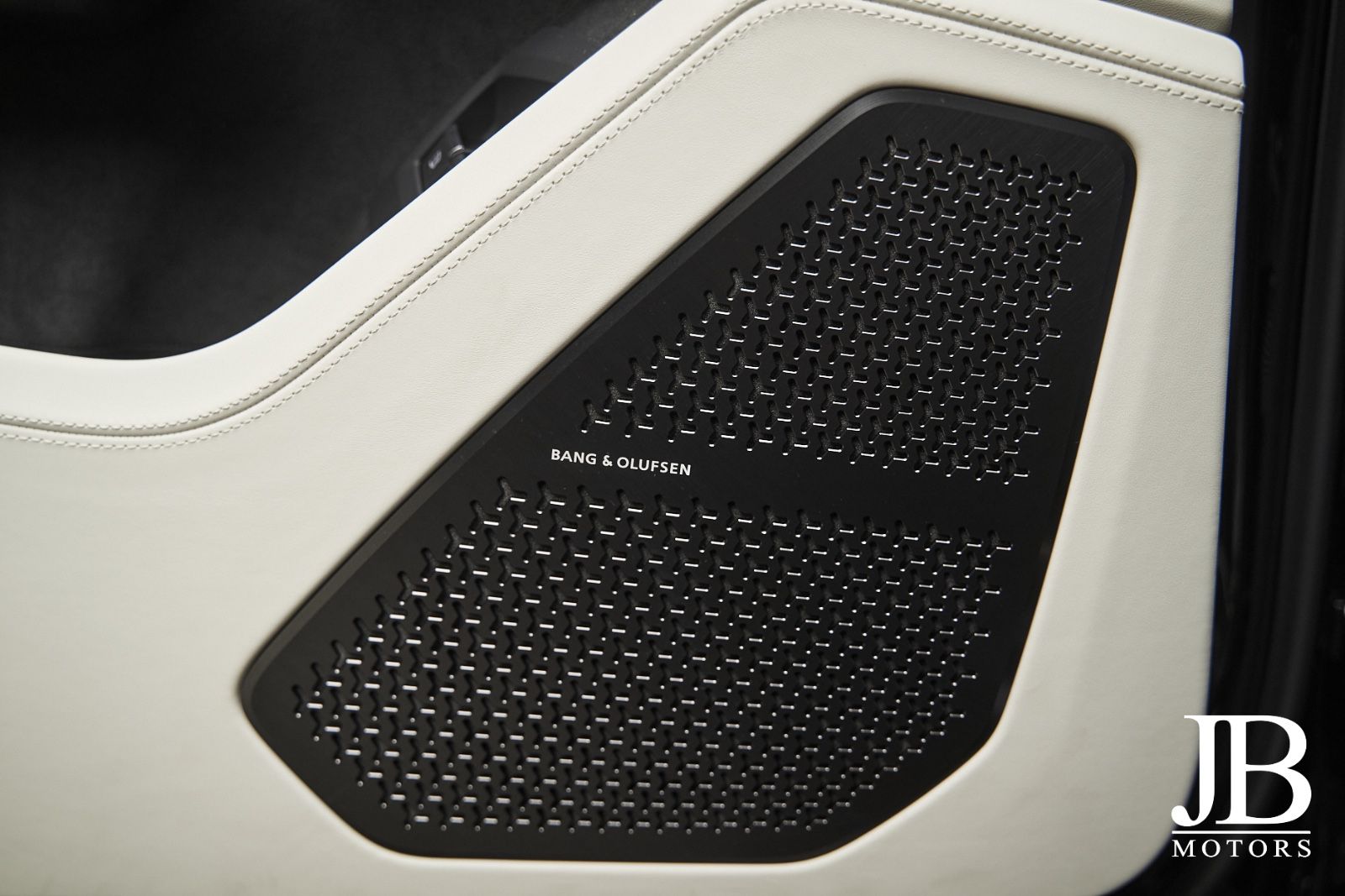 Fahrzeugabbildung Lamborghini Urus SE Panorama 3D B&O Carbon 23 Zoll