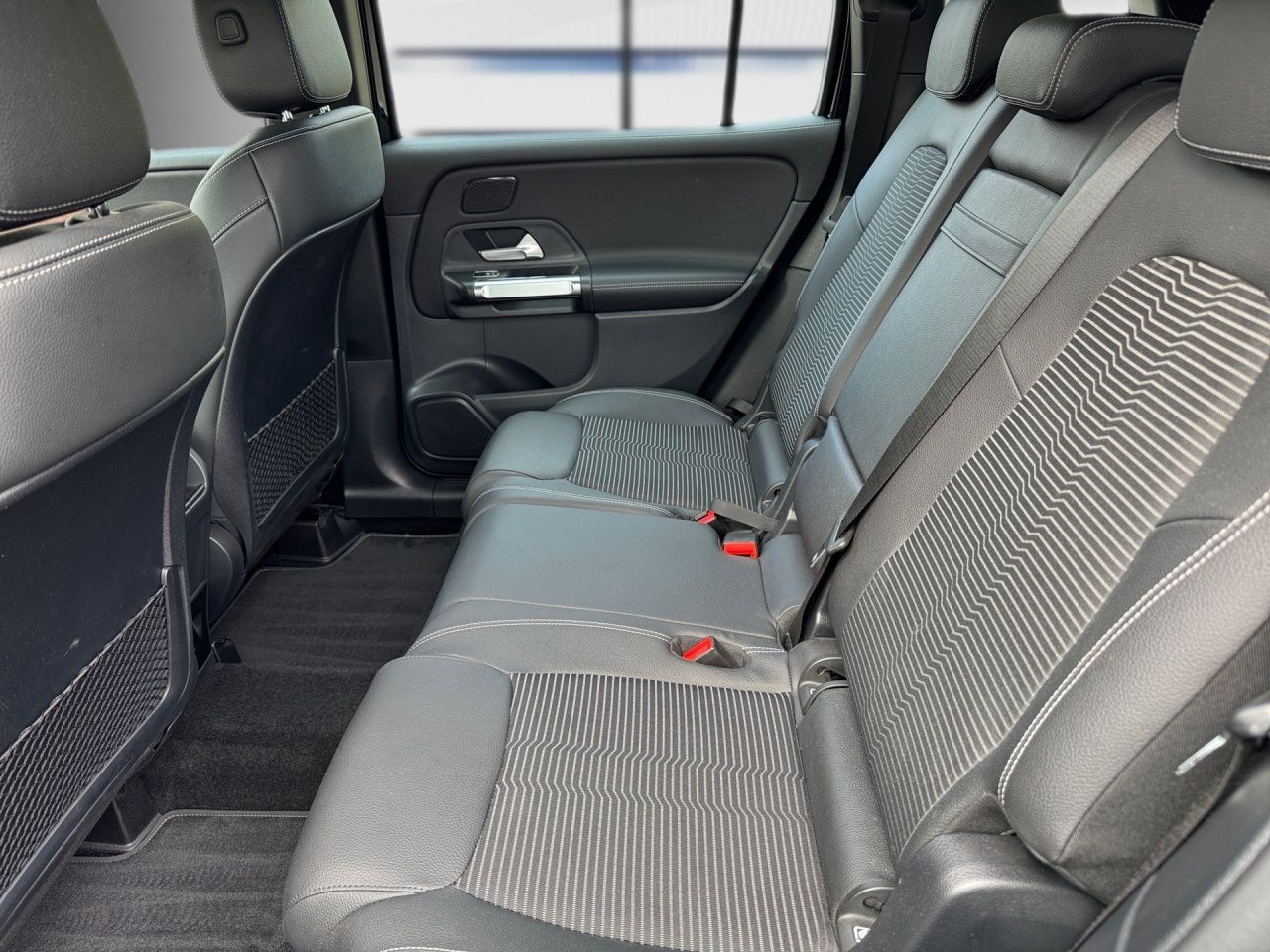 Fahrzeugabbildung Mercedes-Benz GLB 220 d 4m PROGRESSIVE+PANO+DIST+LED+CARPL+4WD