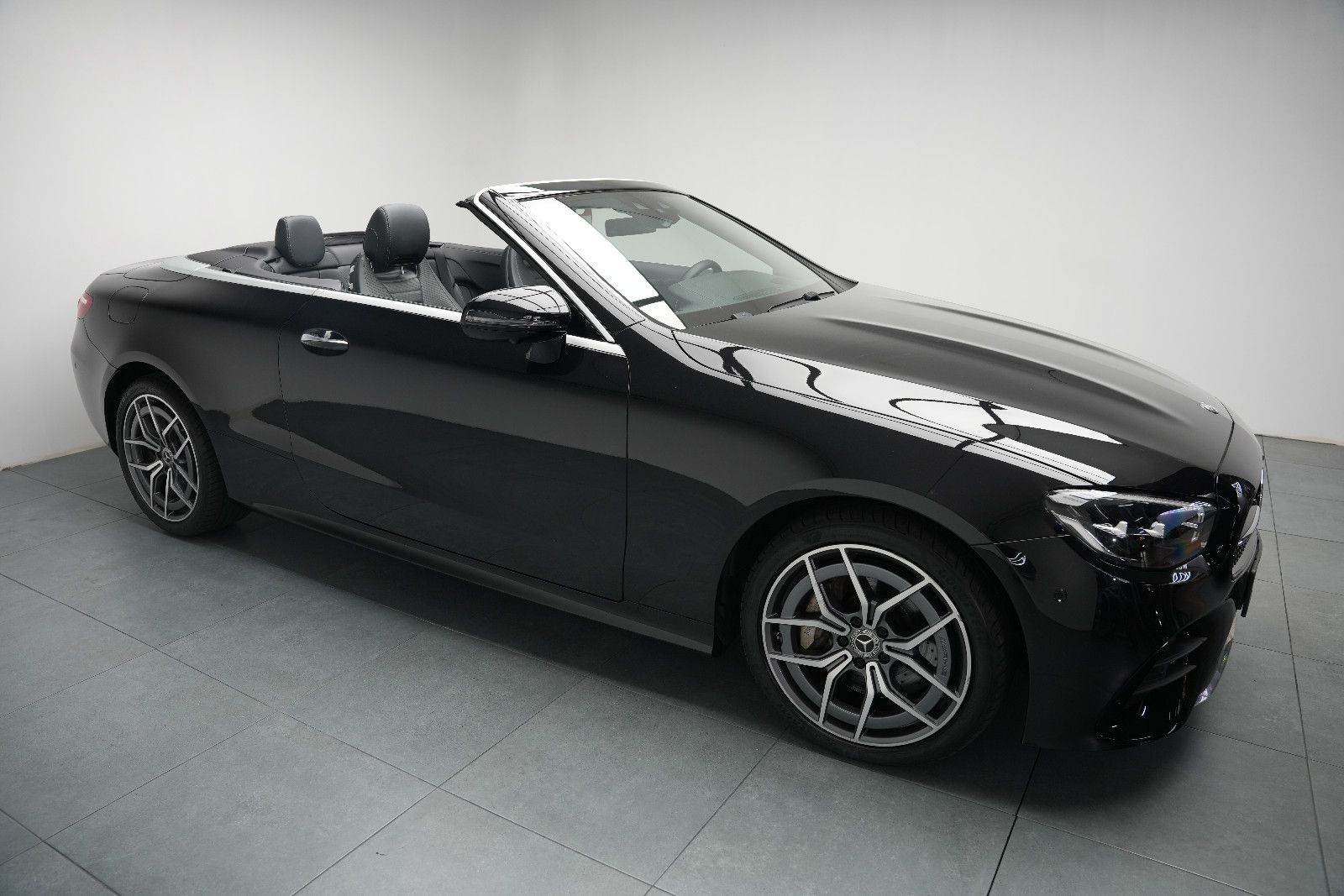 Fahrzeugabbildung Mercedes-Benz E 450 Cabrio AMG/BURMESTER/HUD/AMBIENTE/MASSAGE/