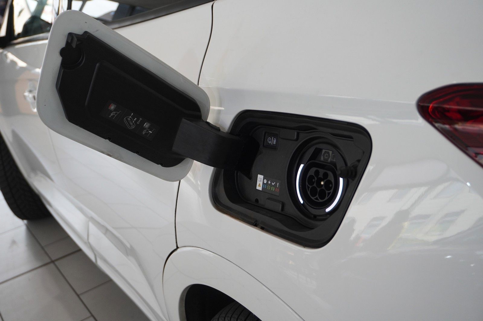 Fahrzeugabbildung Opel Grandland (X) 1.6T GSe HYBRID 4X4 NAVI/LED/SPORT