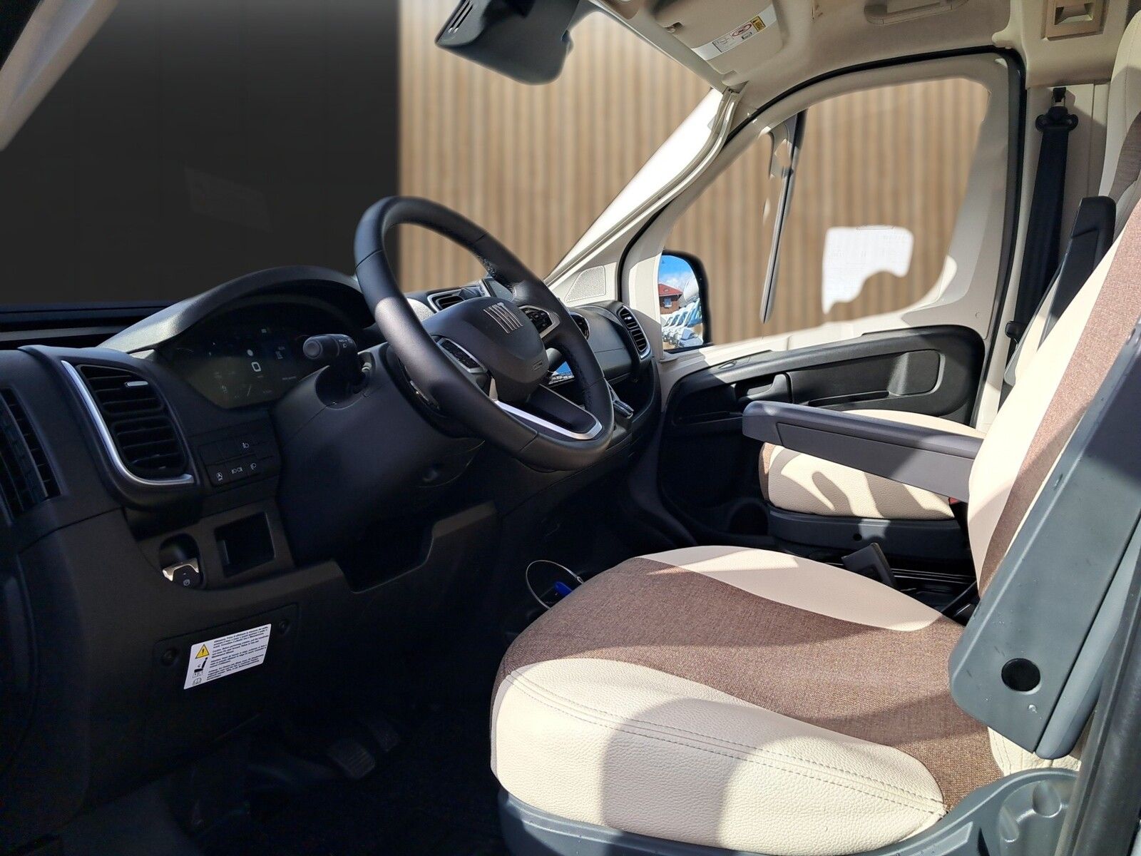 Fahrzeugabbildung Eura Mobil Van V 635 EB Automatik, 180 PS, Fahrassistenz