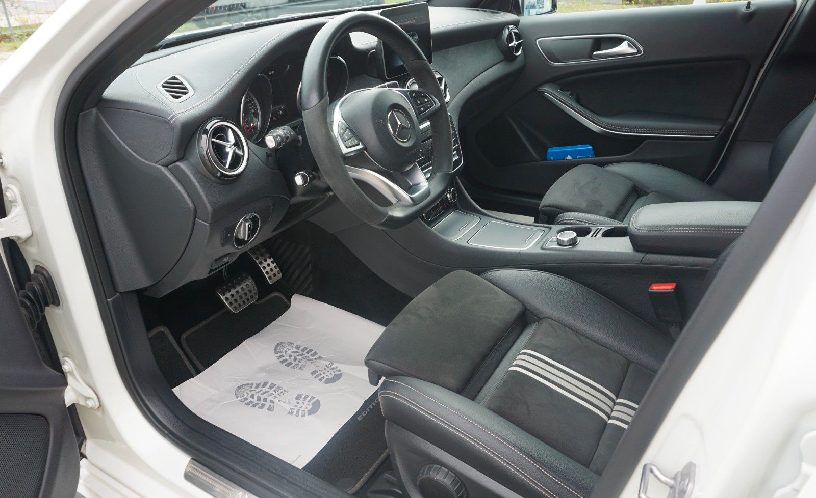 Fahrzeugabbildung Mercedes-Benz A 180d AMG Line T.Leder,LED, Navi,SH,PDC