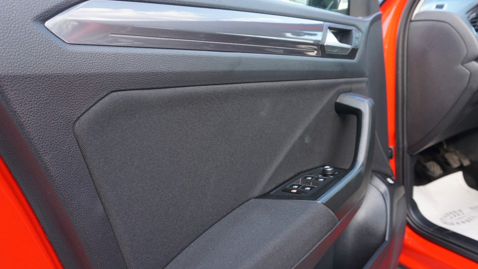 Fahrzeugabbildung Volkswagen T-Roc Sport, Sport Fahrwerk, Navi, Kamera, WR