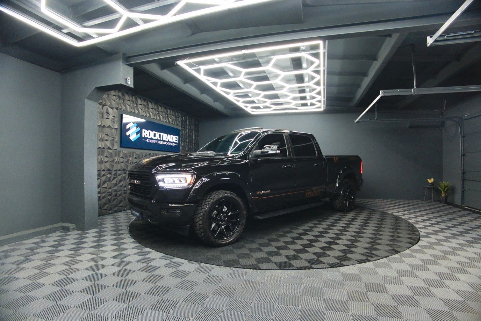 Fahrzeugabbildung Dodge RAM 5.7 V8 HEMI 4x4 Night LARAMIE LONGBED 19%