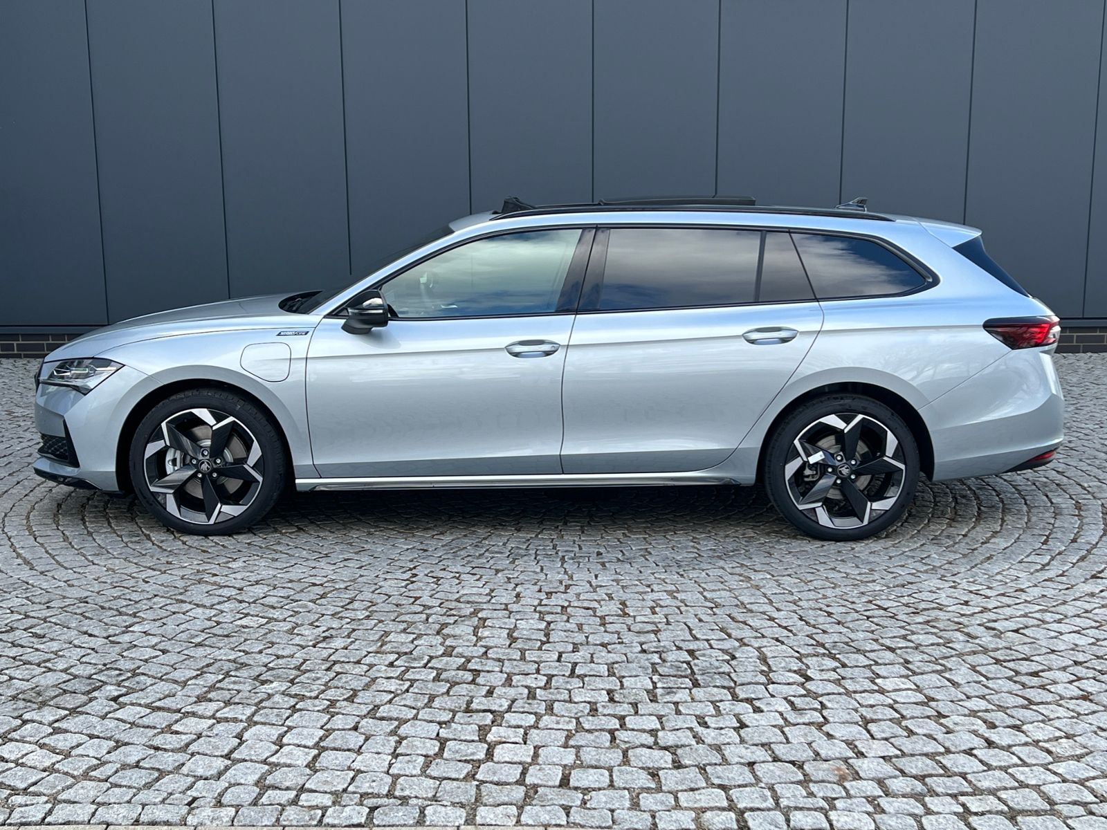 Fahrzeugabbildung SKODA Superb Combi  Sportline 1.5 TSI IV DSG *AHK, Nav
