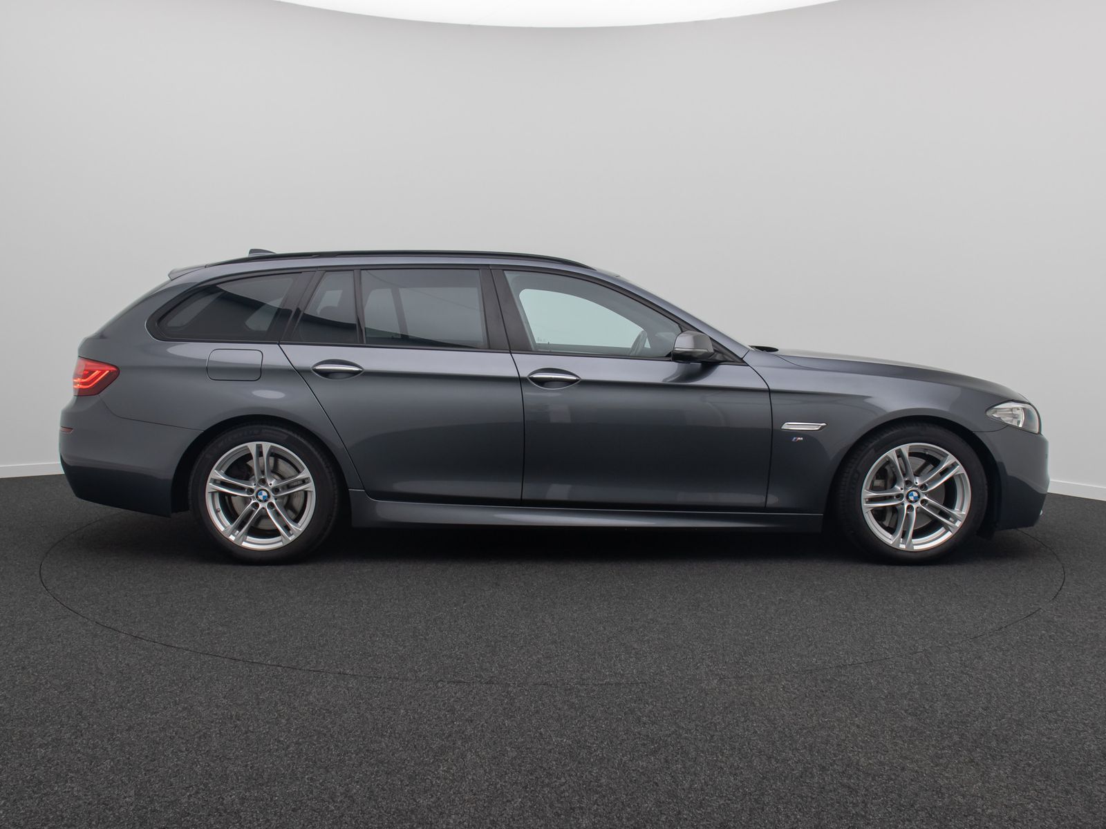 Fahrzeugabbildung BMW 530d M Sport Kamera H/K Alarm HUD Panorama AHK