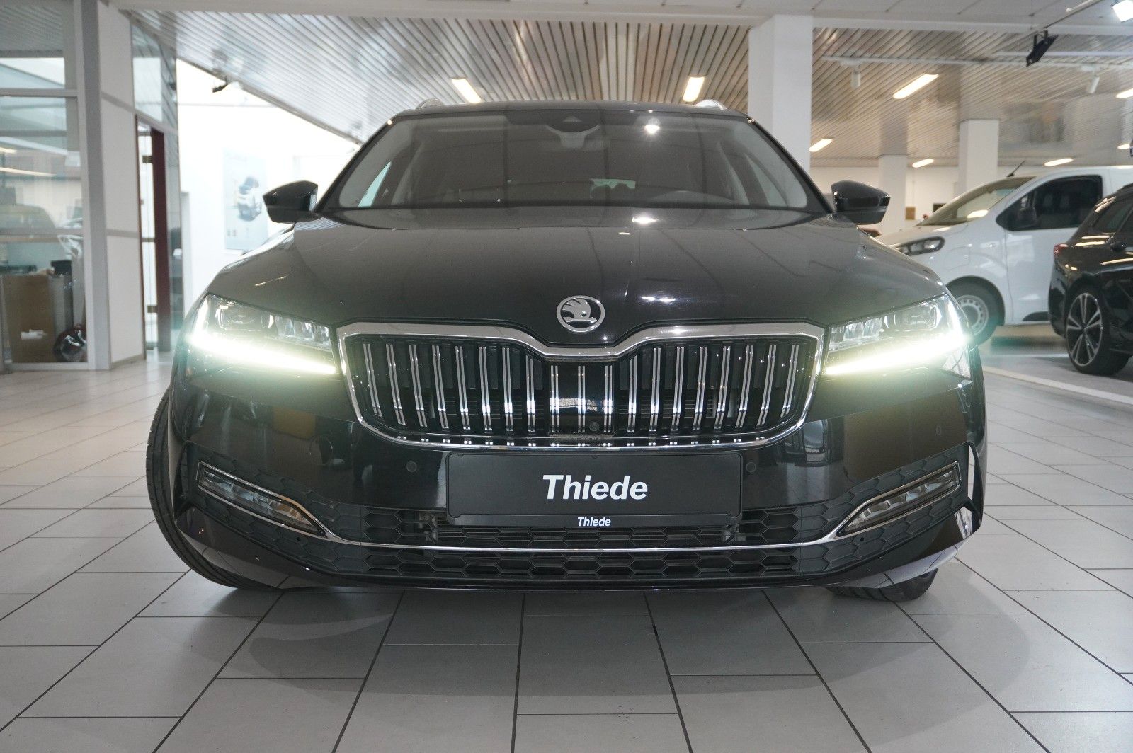 Fahrzeugabbildung SKODA Superb Combi 2.0D PREMIUM 4X4 NAVI/LED/360°/AHK