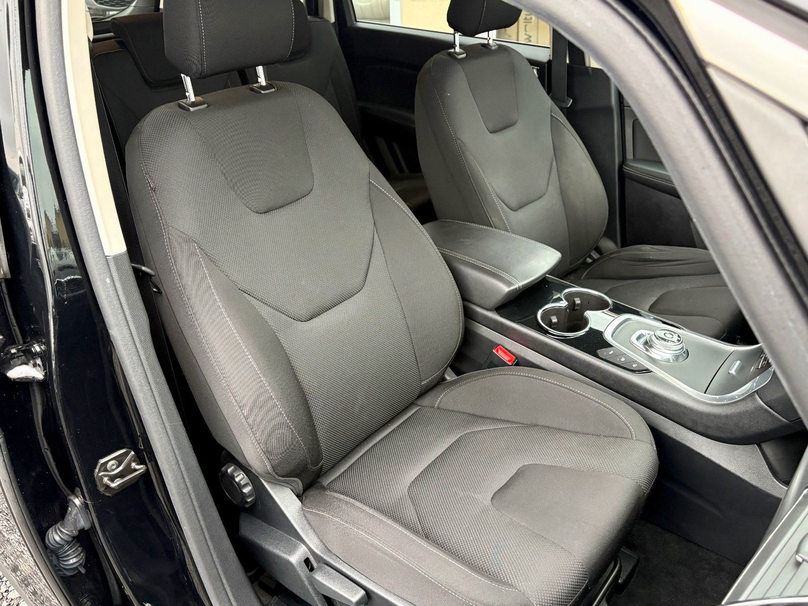 Fahrzeugabbildung Ford S-MAX 2.0 TITANIUM Aut. Navi LED 7-SITZER SPORTS