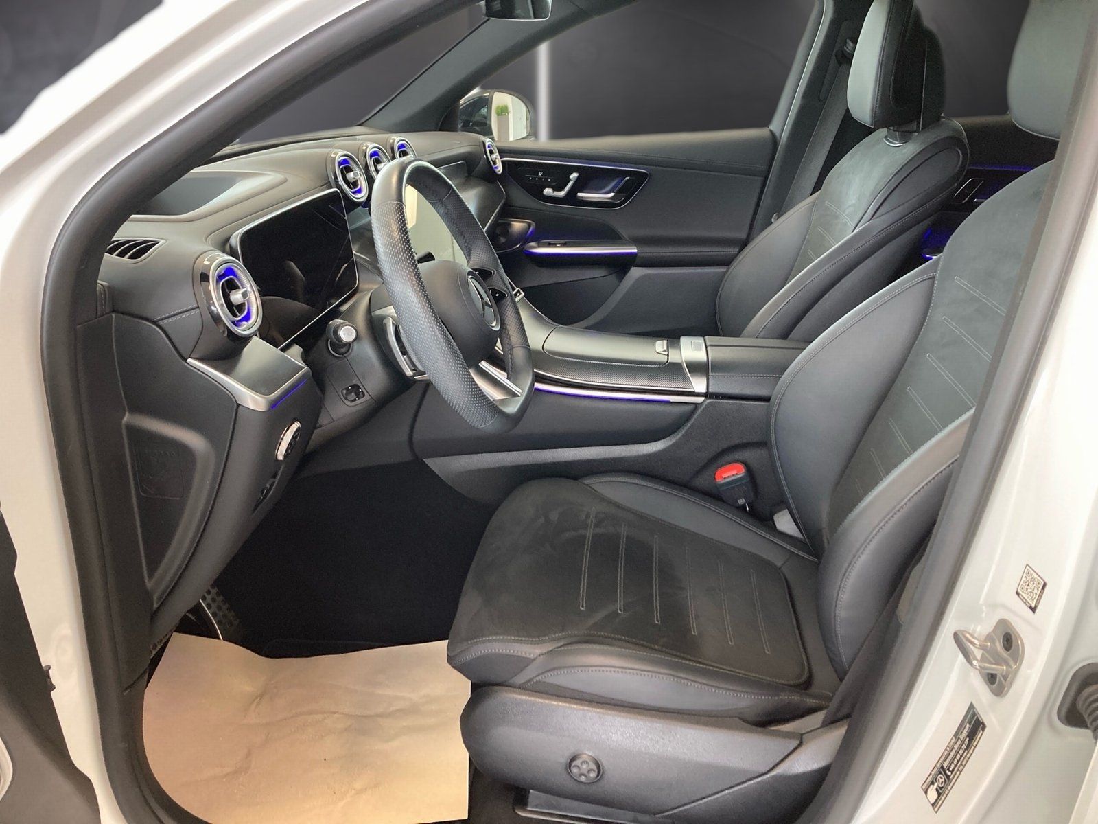 Fahrzeugabbildung Mercedes-Benz GLC 300 4M AMG Plus*HUD*Pano*20"*Distro*360°*AHK
