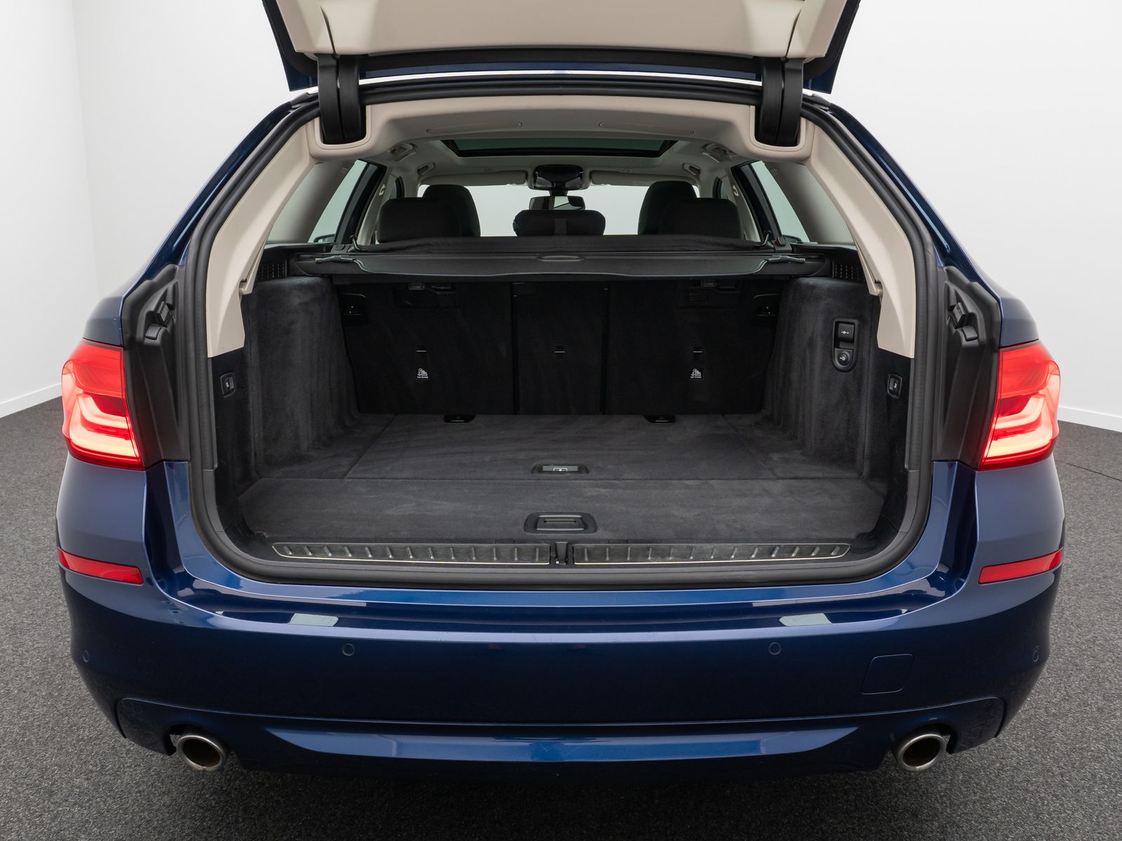 Fahrzeugabbildung BMW 520d Kamera DAB Stop&Go AHK Alarm Fernlichtassis