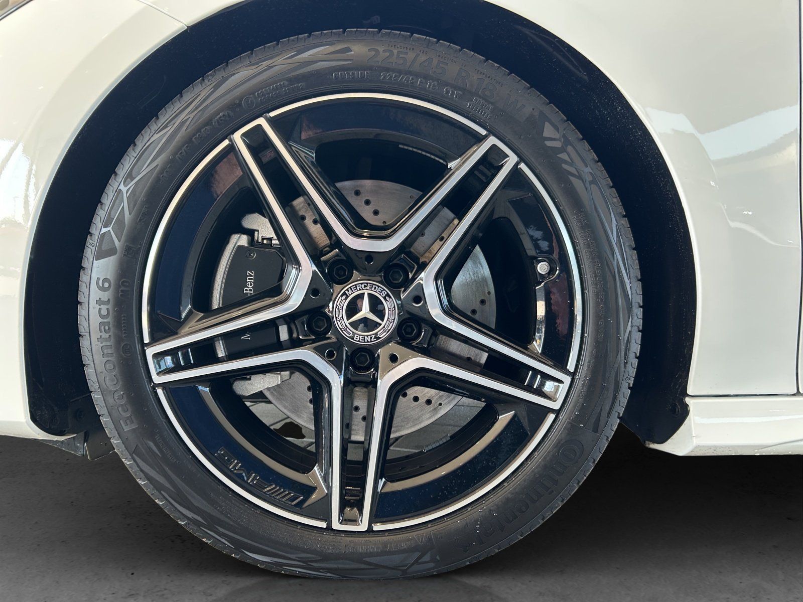 Fahrzeugabbildung Mercedes-Benz CLA 200 d Shooting Brake AMG Distronic PANO 360°