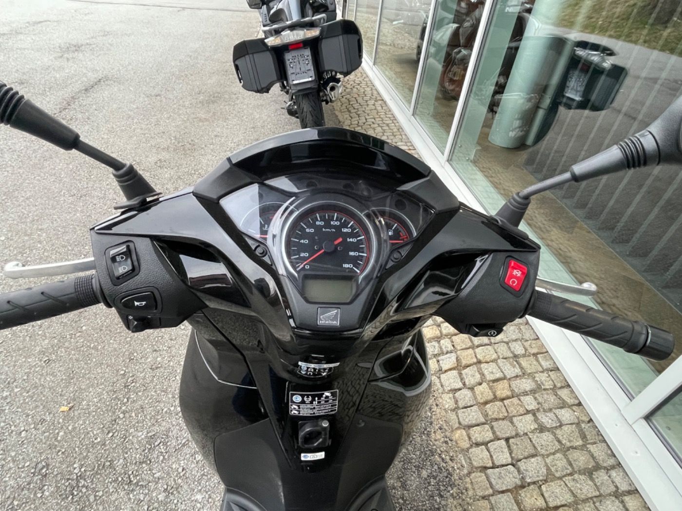 Fahrzeugabbildung Honda SH 300 A Reifen + Kupplung NEU