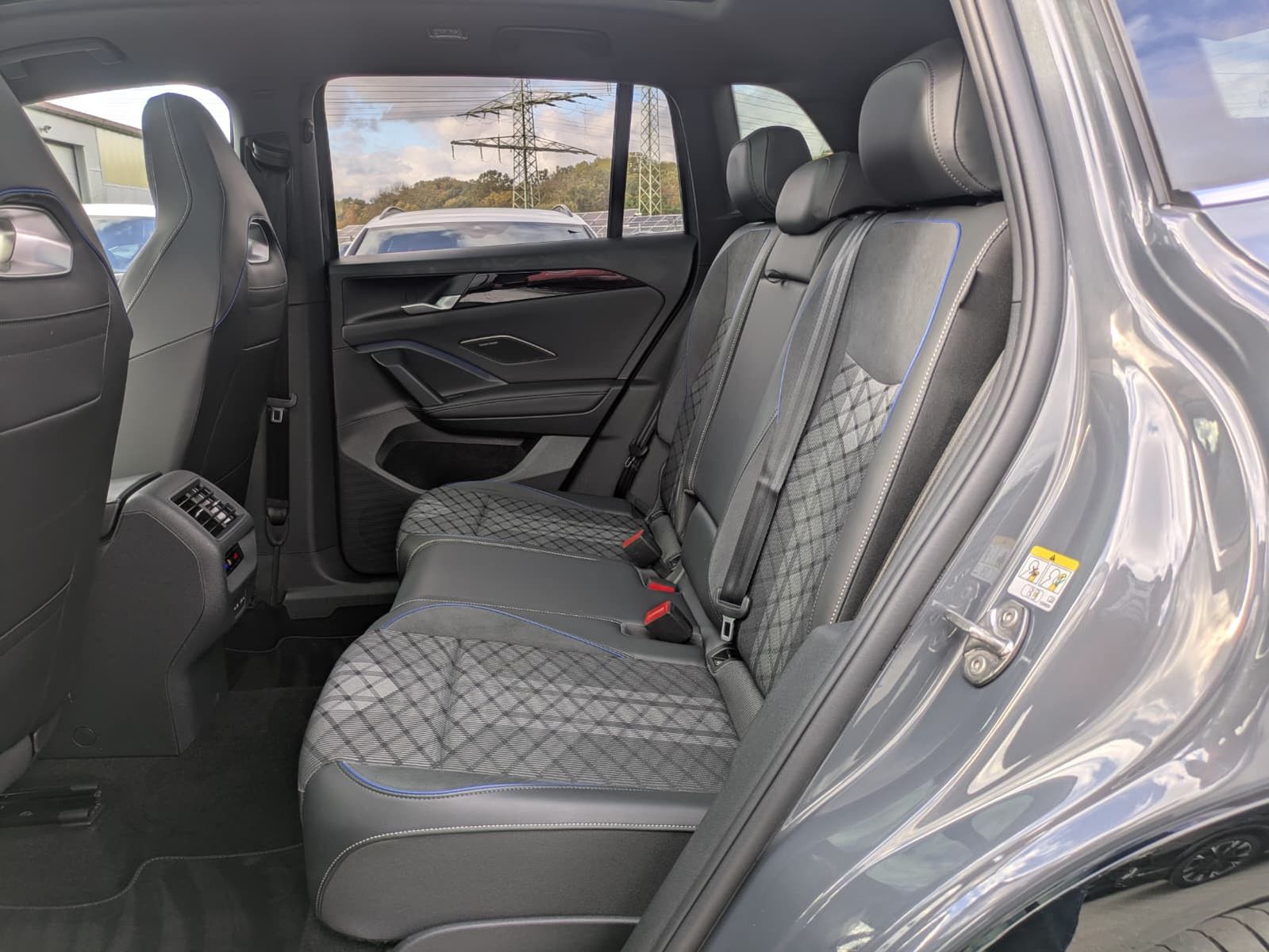 Fahrzeugabbildung Volkswagen Tiguan 2.0 TDI 4M R-Line PANO*H&K*AHK*MATRIX*20"