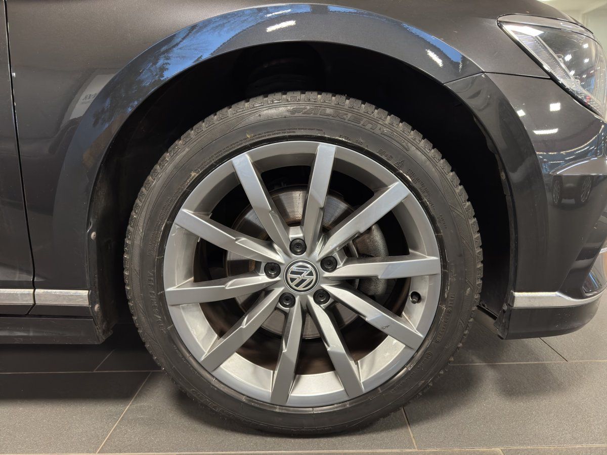 Fahrzeugabbildung Volkswagen Passat Variant Comfortline R-Line 1.4 TSI Navi