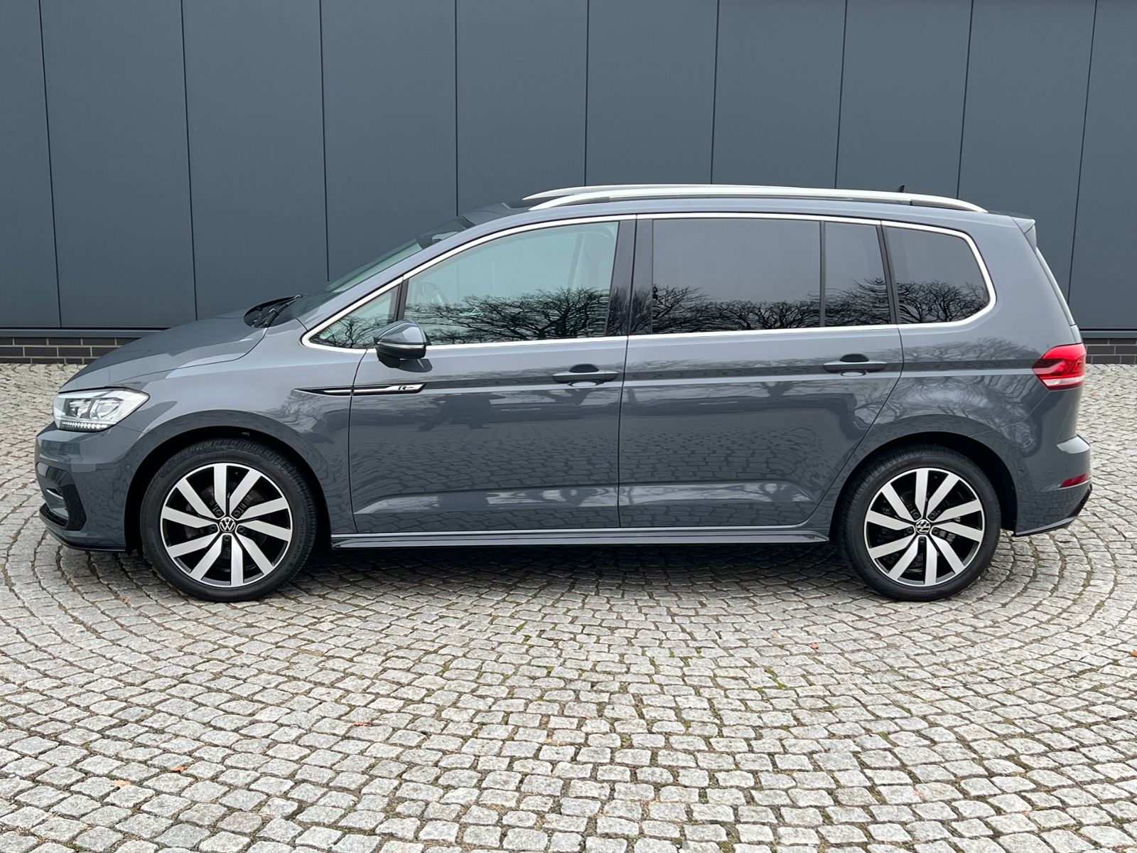 Fahrzeugabbildung Volkswagen Touran Highline 1.5 TSI *R-Line, AHK, Pano, Stan