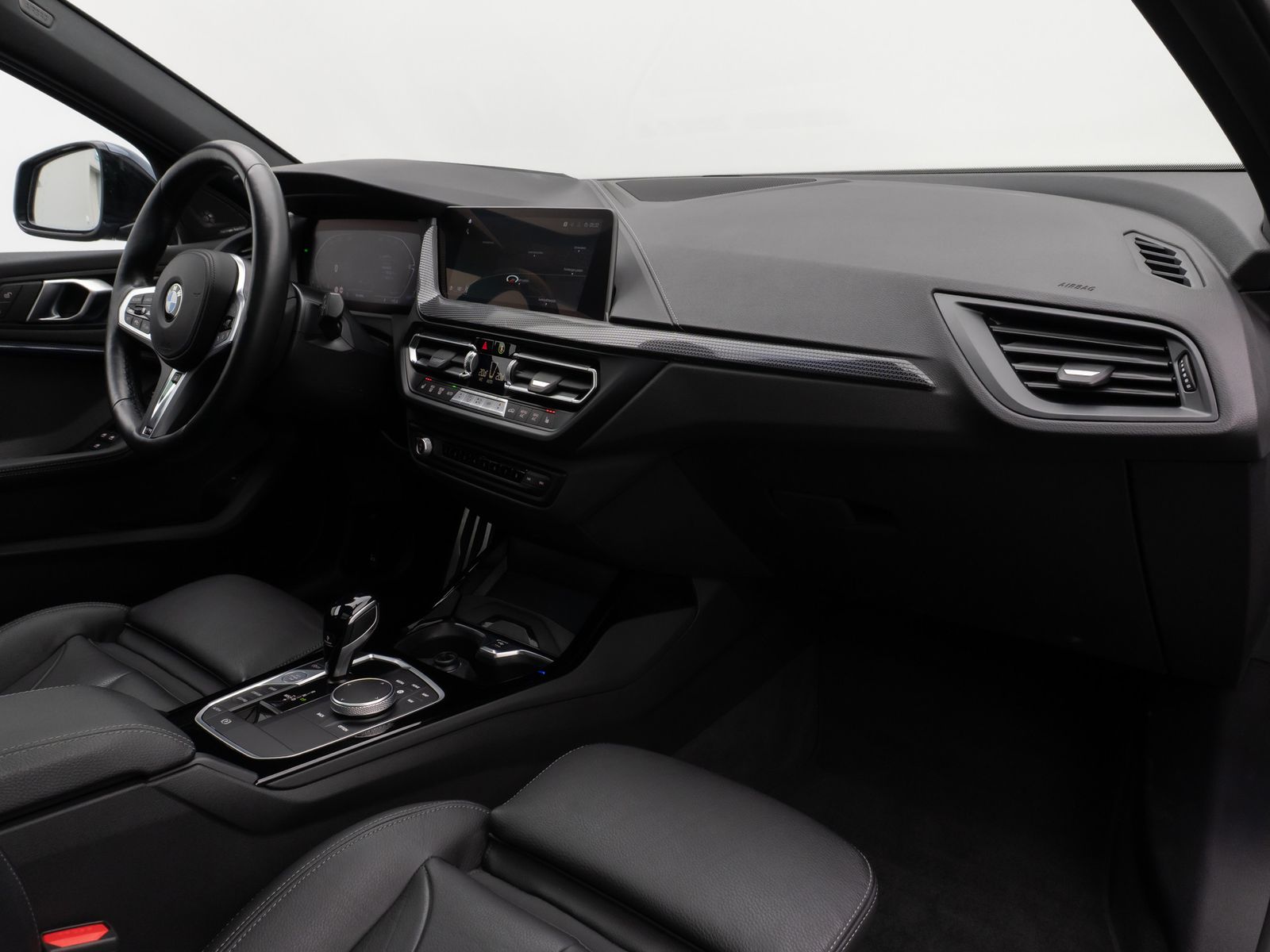 Fahrzeugabbildung BMW 118i M Sport Panorama Kamera HUD DAB H/K Komfort