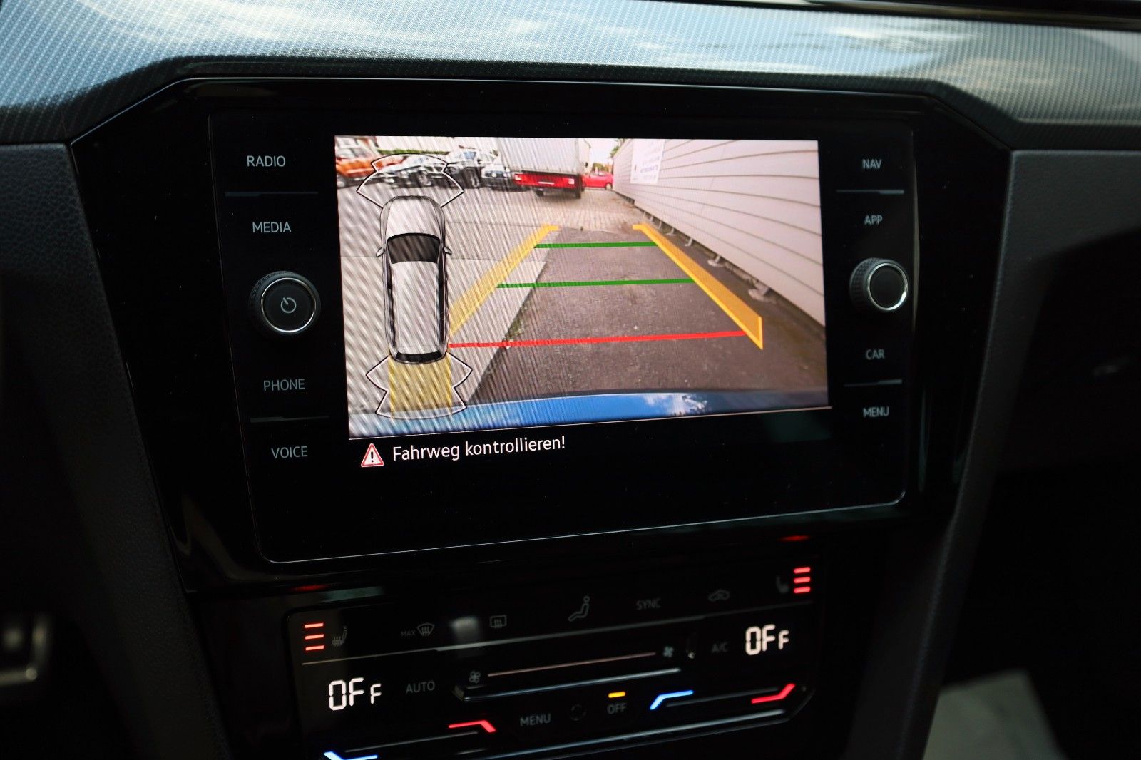Fahrzeugabbildung Volkswagen Passat Variant R Line TLeder,Navi,LED,ACC,Kamera