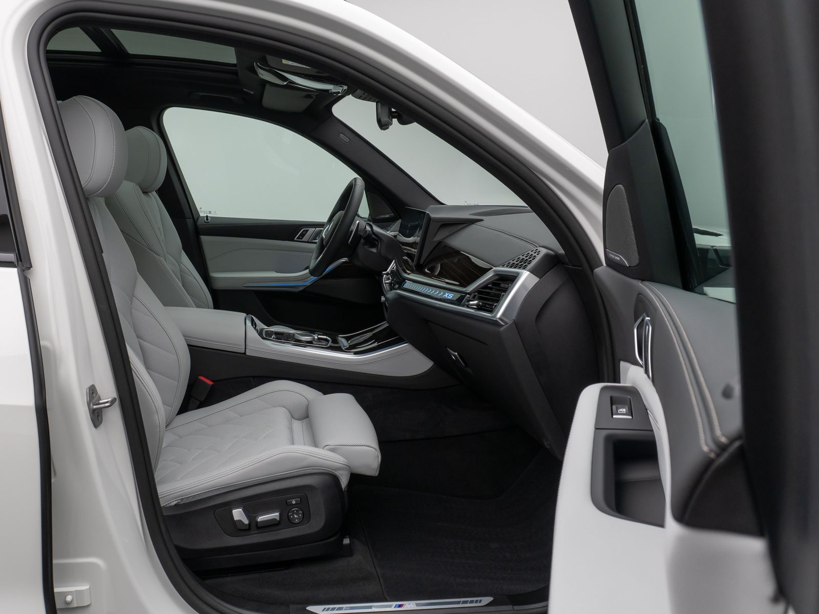 Fahrzeugabbildung BMW X5 xD50e M Sport Panorama 360°HUD DAB H/K SoftCL