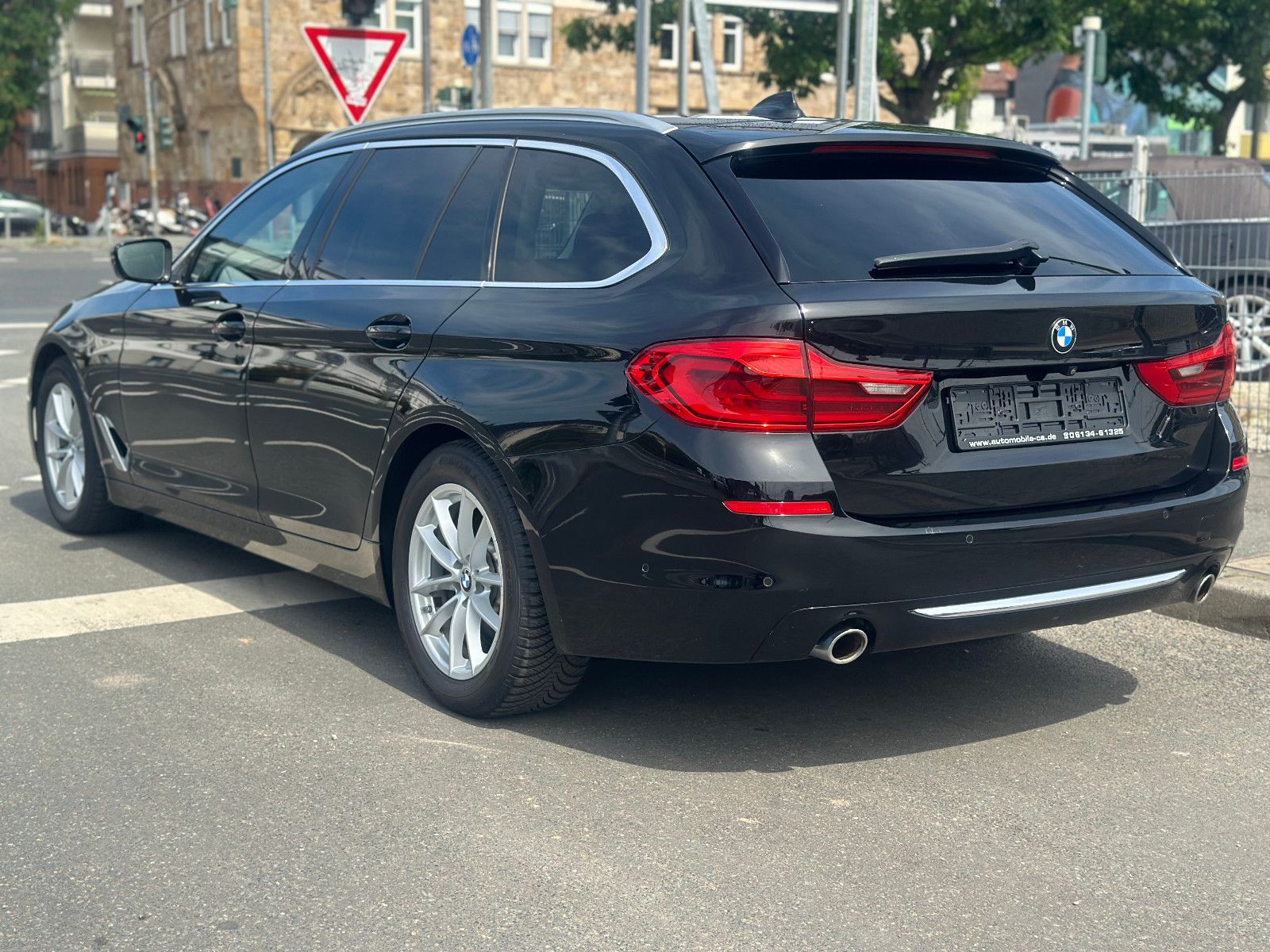 Fahrzeugabbildung BMW 530 d TOURING LUXURY LINE*AHK+PANO+MOD.2020*