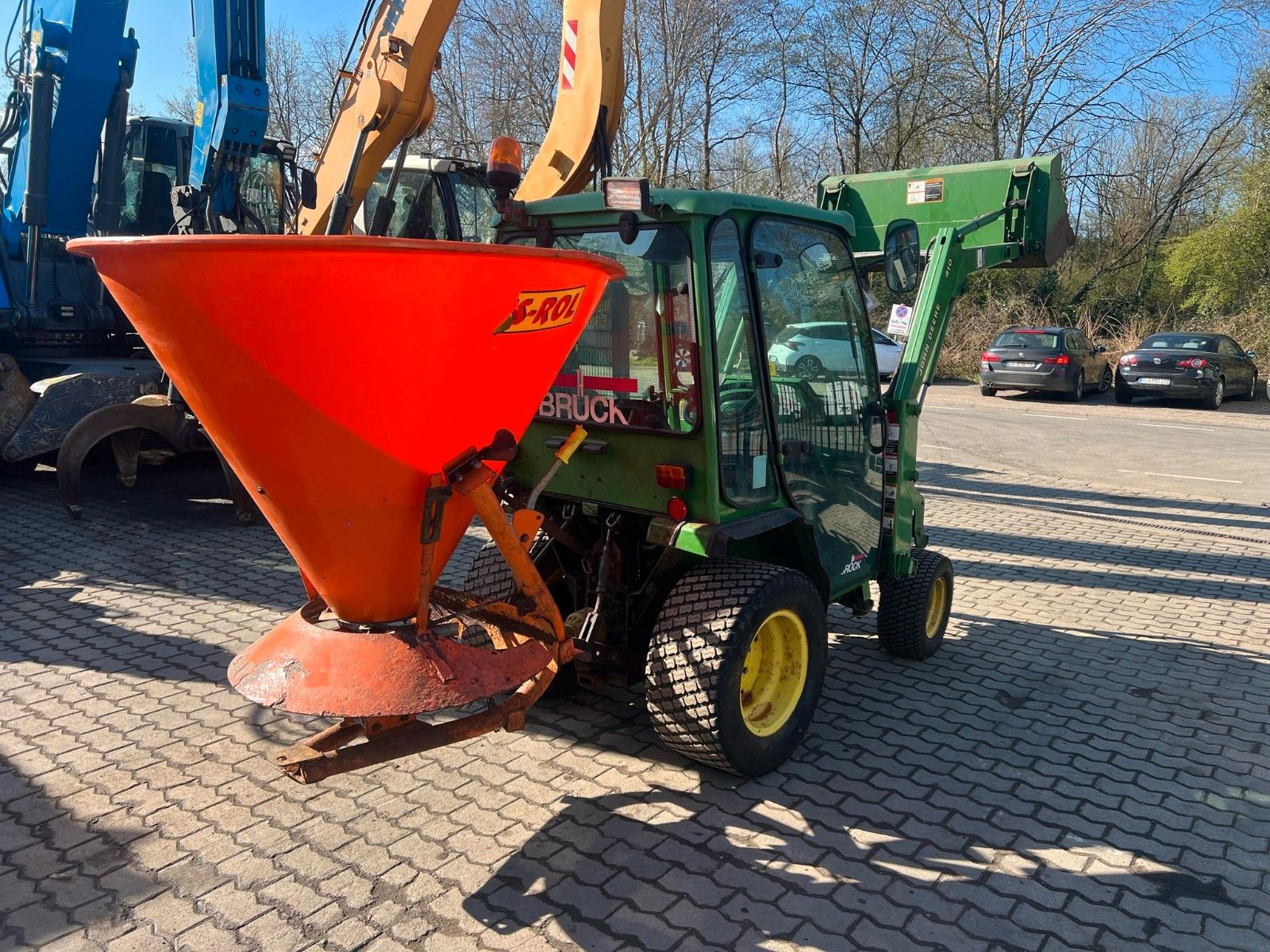 Fahrzeugabbildung John Deere 4010 / Allrad / Frontlader / Salzstreuer /