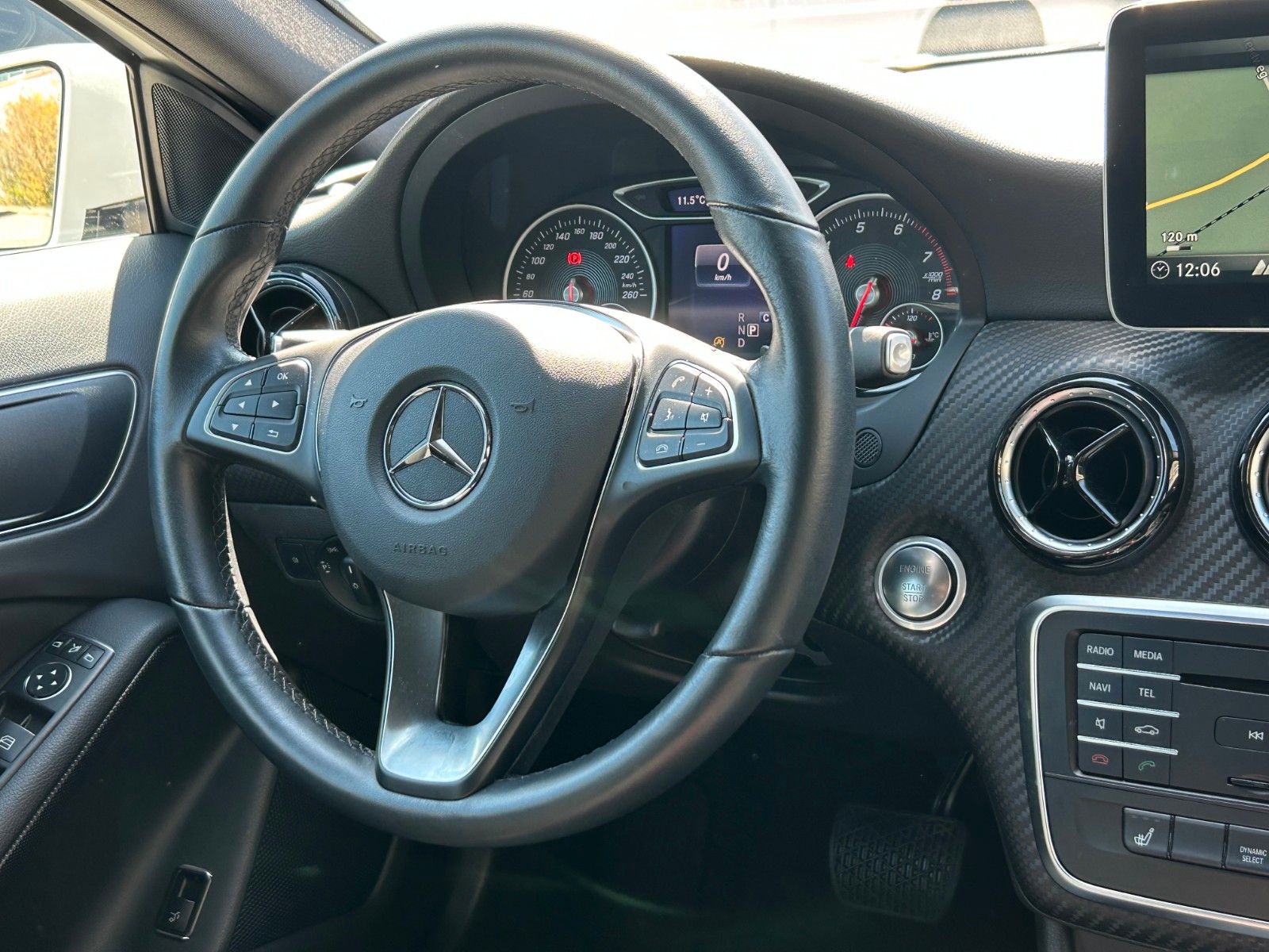 Fahrzeugabbildung Mercedes-Benz GLA 200 7-Gtronic Navi LED PDC SHZ 360° Kamera